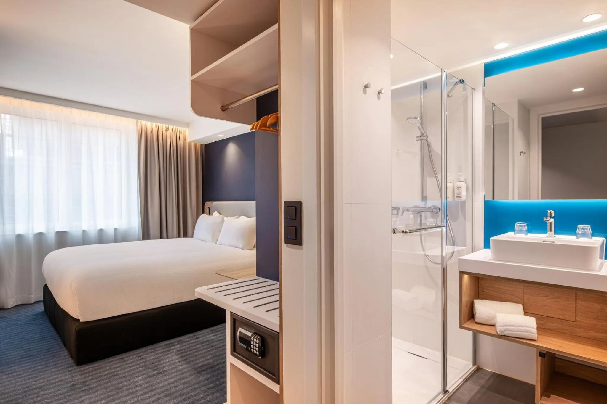 Photo of the whole room, Bed in Holiday Inn Express & Suites Ghent by IHG