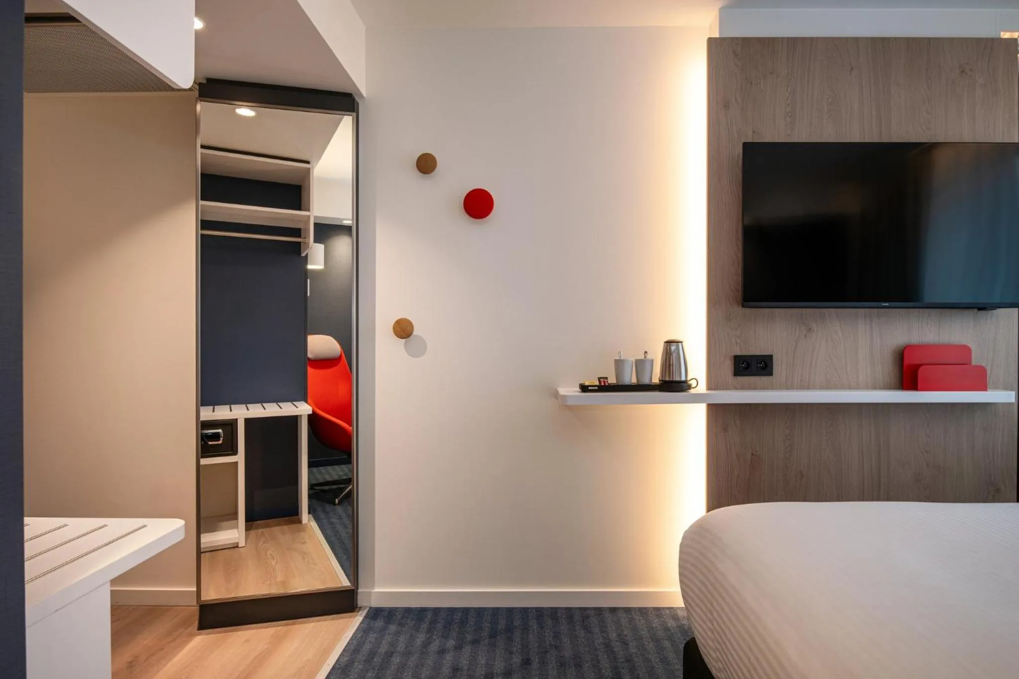 Photo of the whole room, Bed in Holiday Inn Express & Suites Ghent by IHG