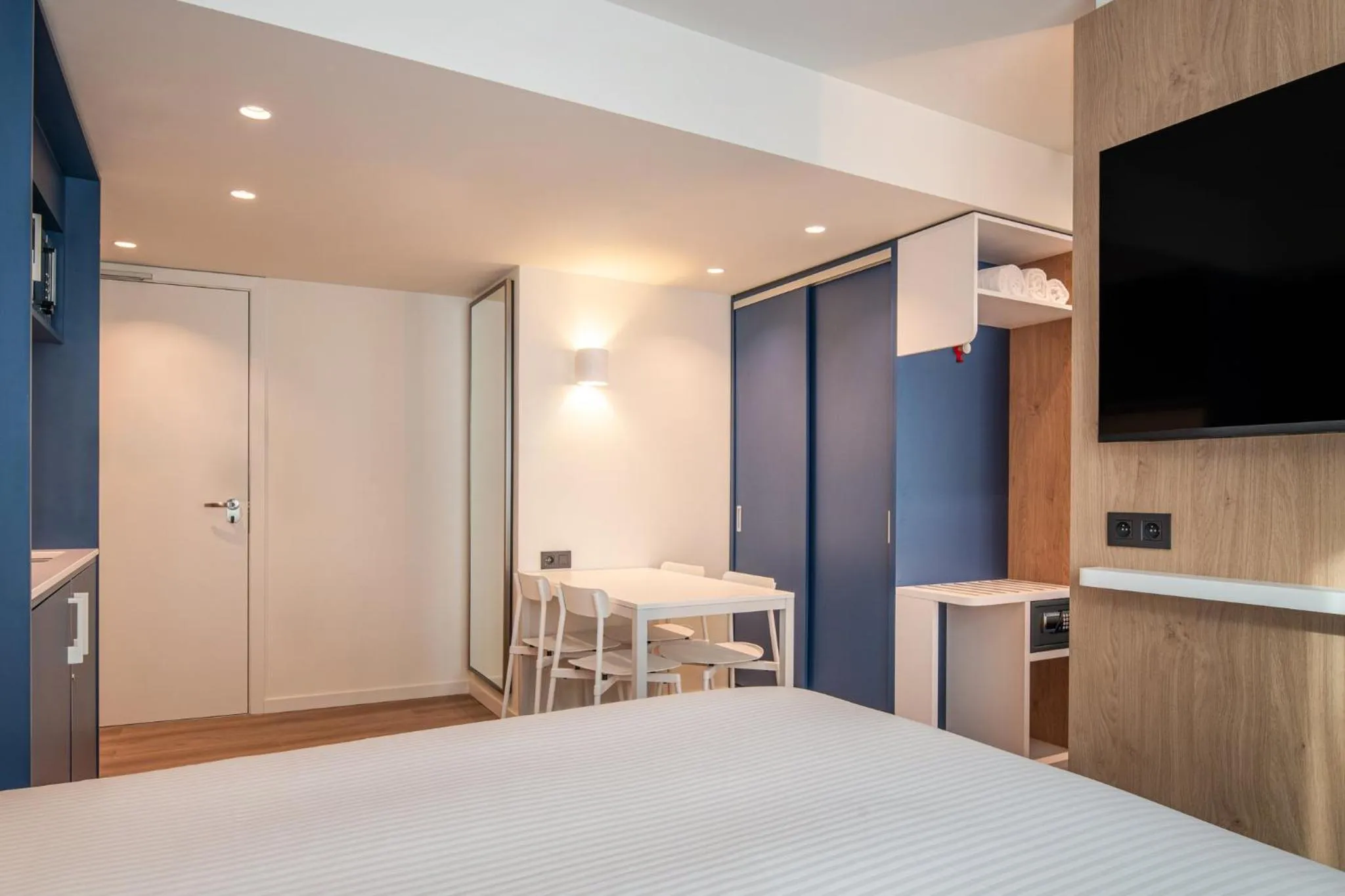 Photo of the whole room, Bed in Holiday Inn Express & Suites Ghent by IHG