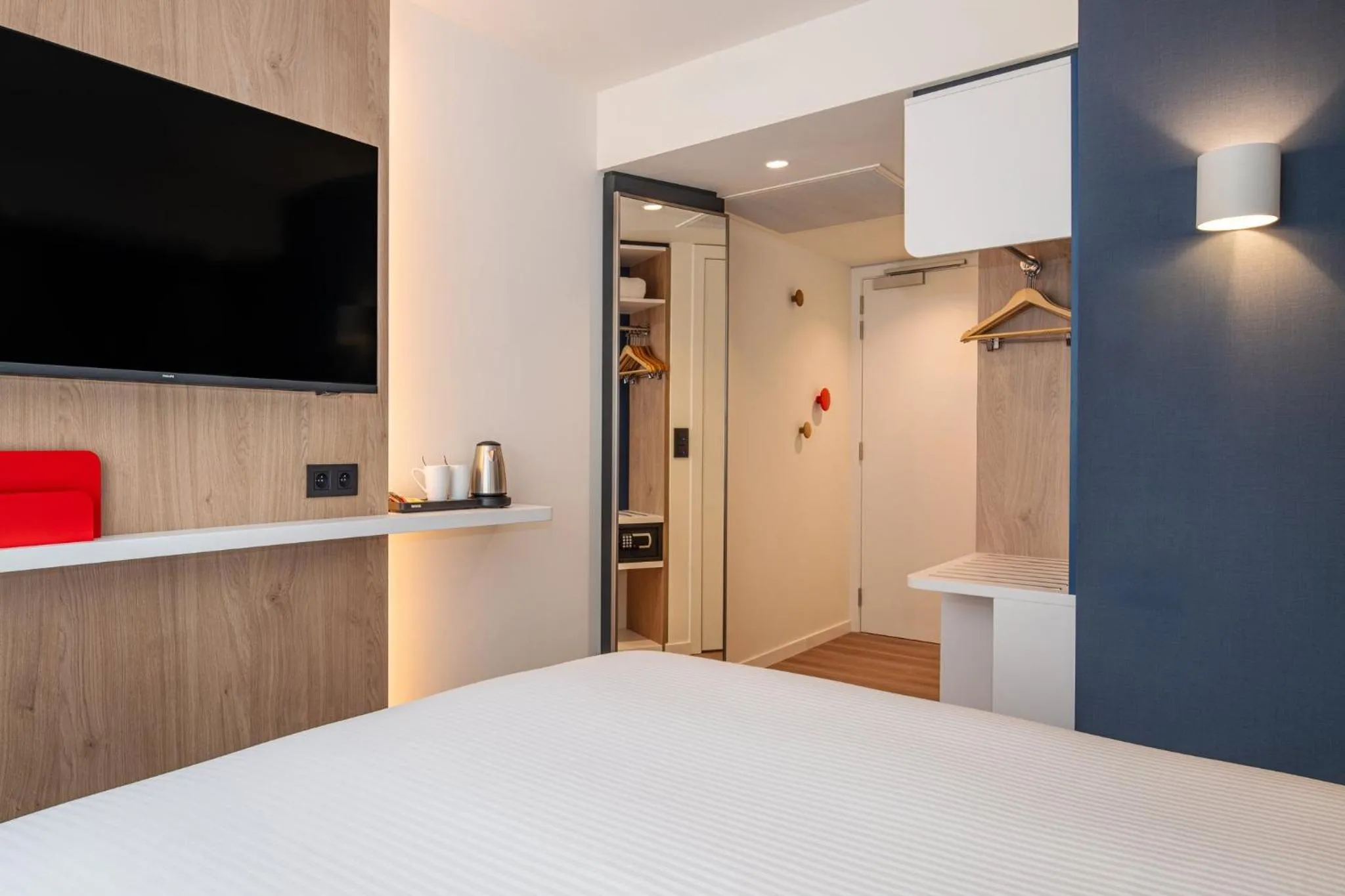 Photo of the whole room, Bed in Holiday Inn Express & Suites Ghent by IHG