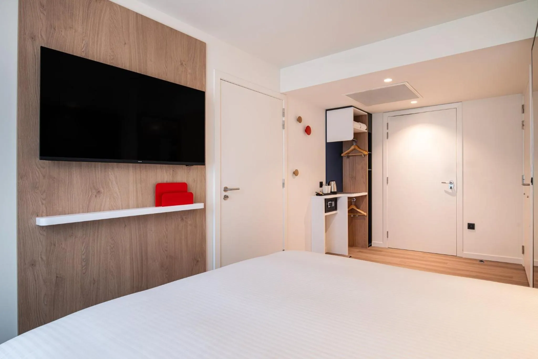 Photo of the whole room, Bed in Holiday Inn Express & Suites Ghent by IHG