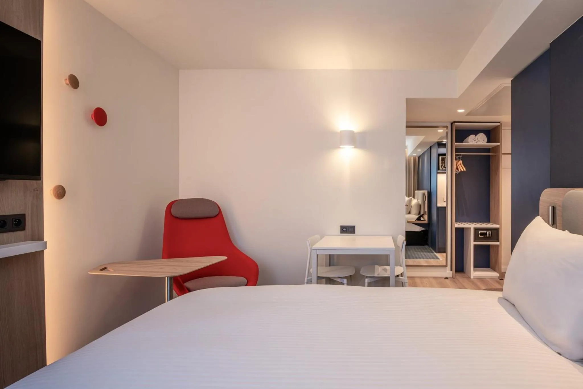 Bedroom, Bed in Holiday Inn Express & Suites Ghent by IHG