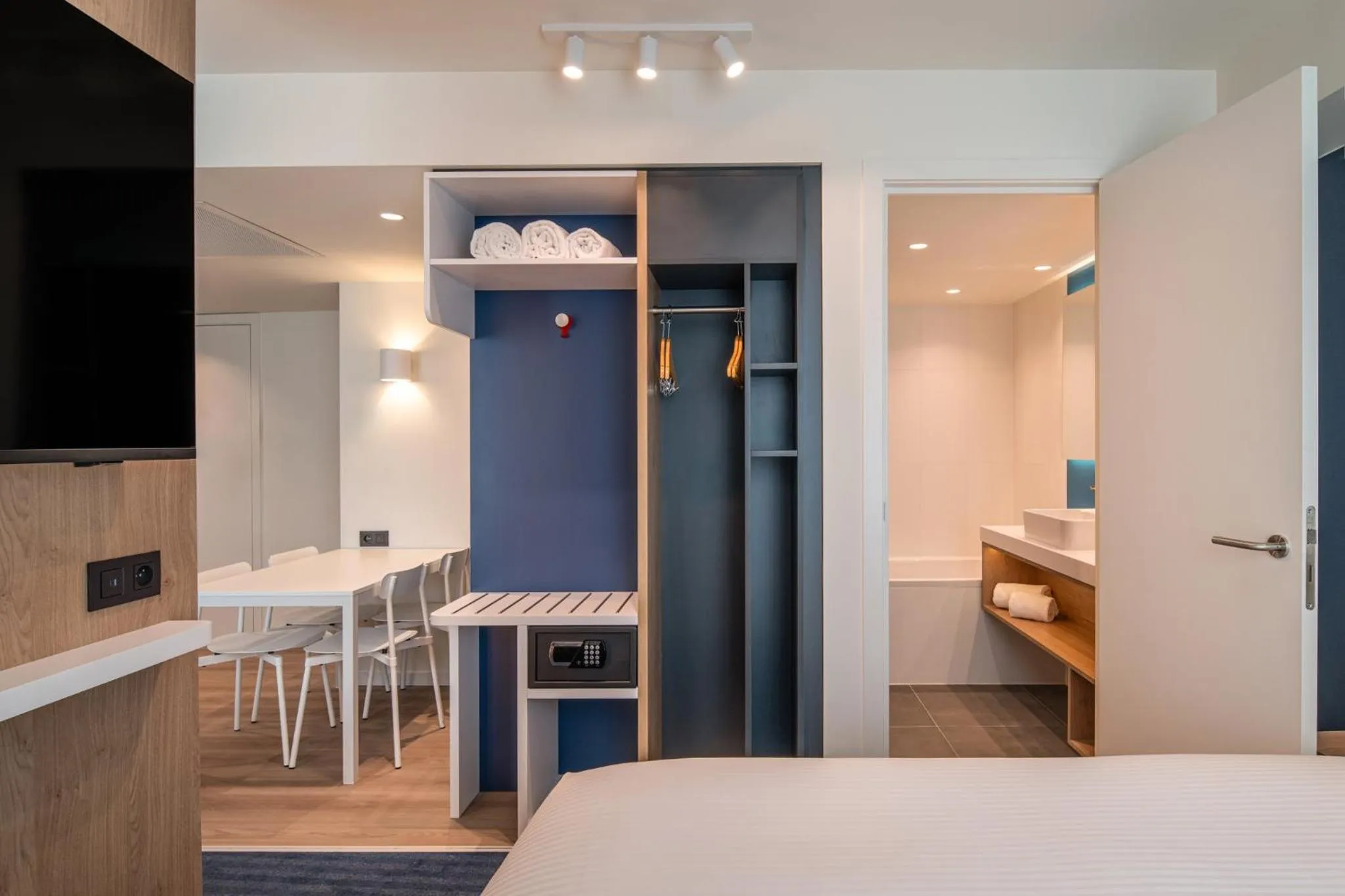 Photo of the whole room, Bed in Holiday Inn Express & Suites Ghent by IHG