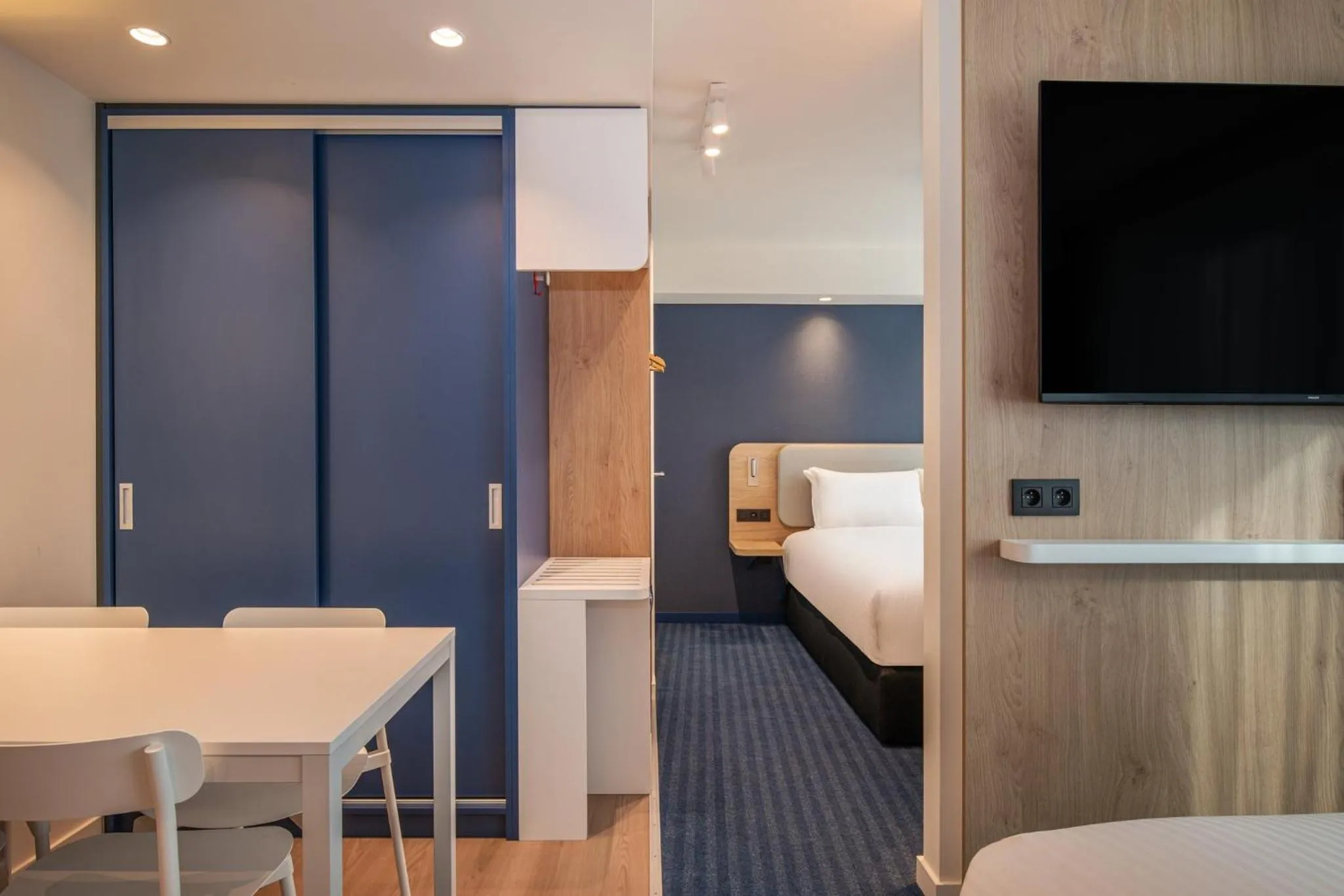 Photo of the whole room, Bed in Holiday Inn Express & Suites Ghent by IHG