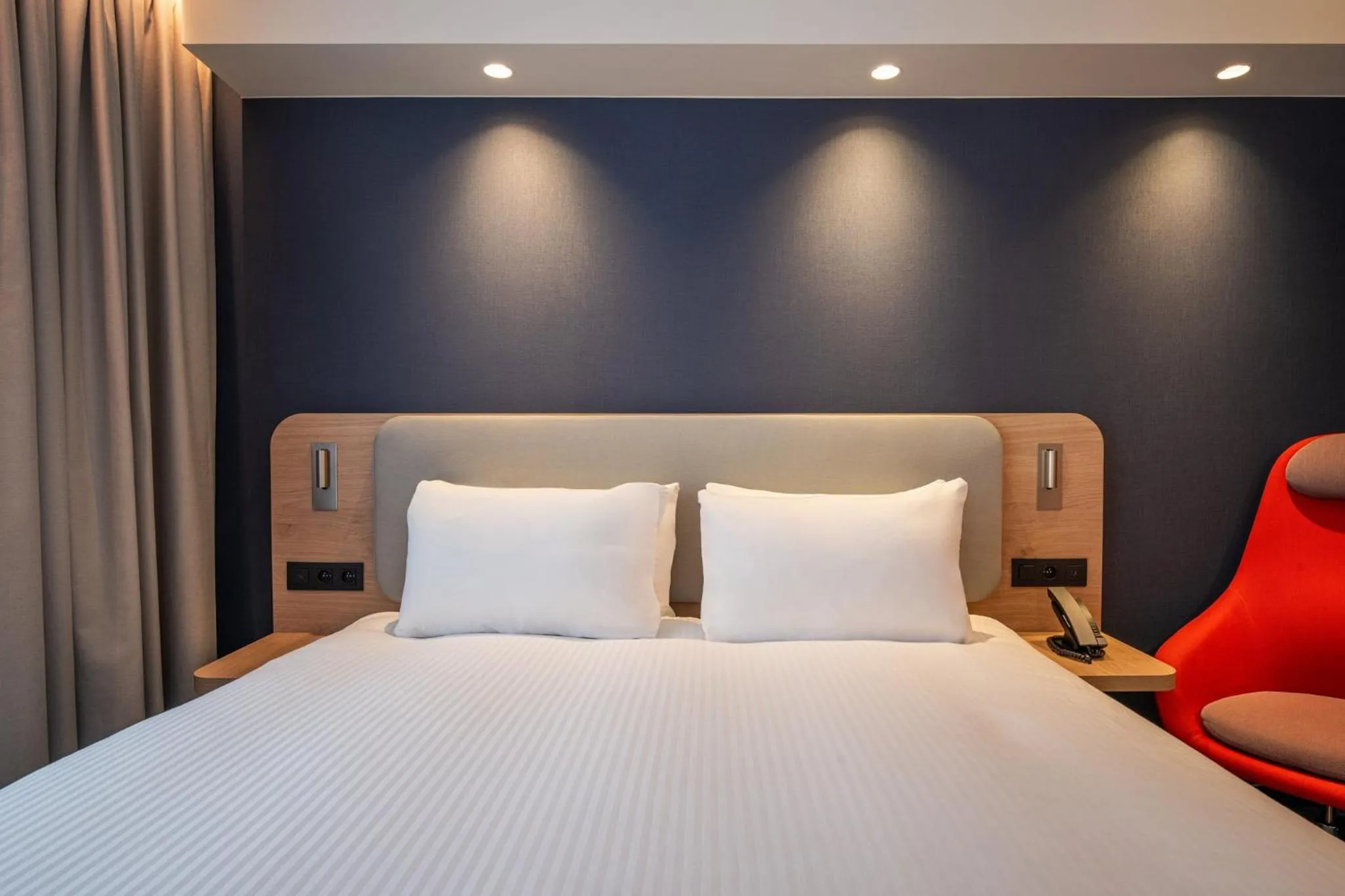Photo of the whole room, Bed in Holiday Inn Express & Suites Ghent by IHG