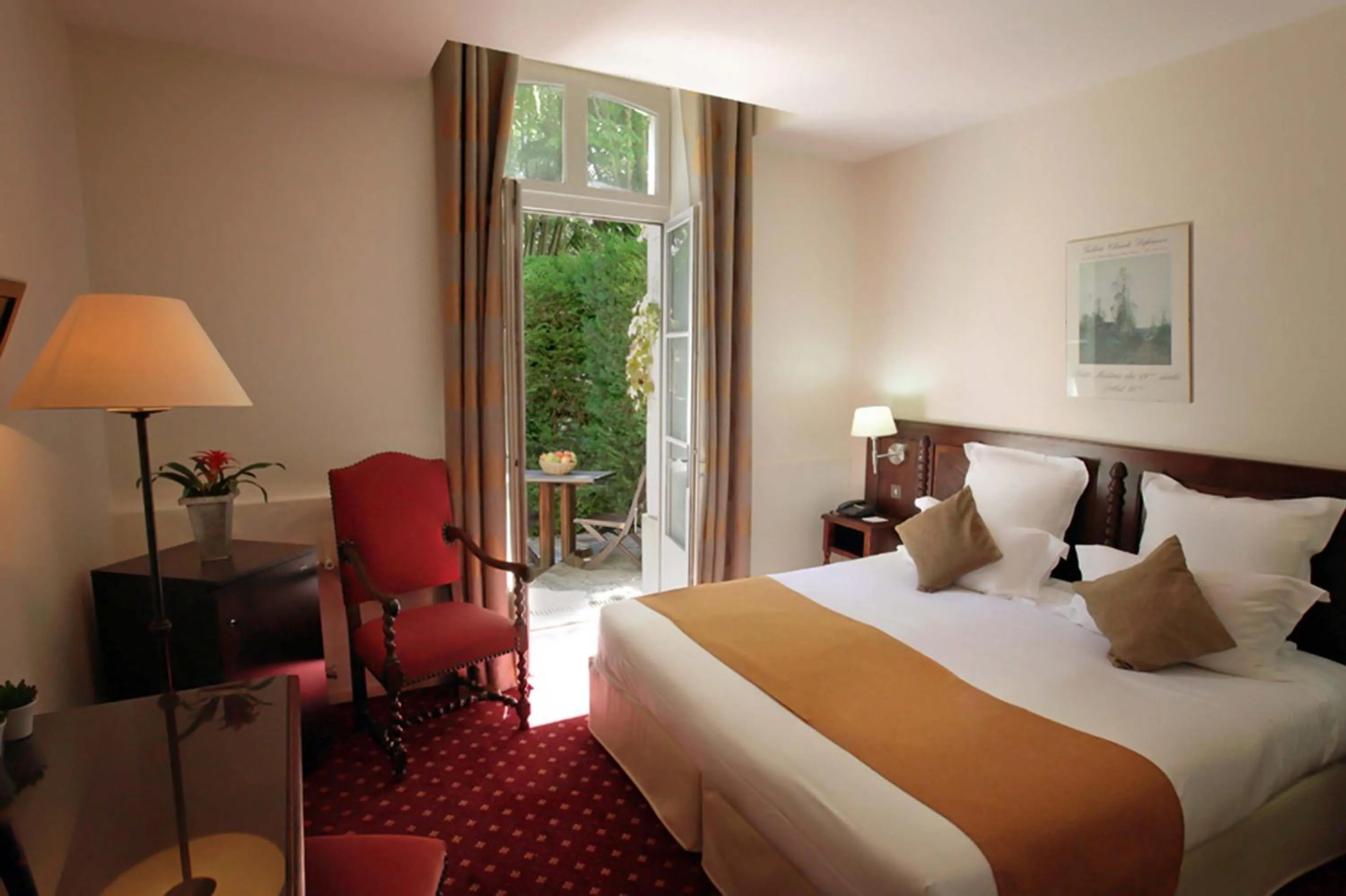 Photo of the whole room, Bed in Hôtel Le Donjon - Cœur de La Cité Médiévale
