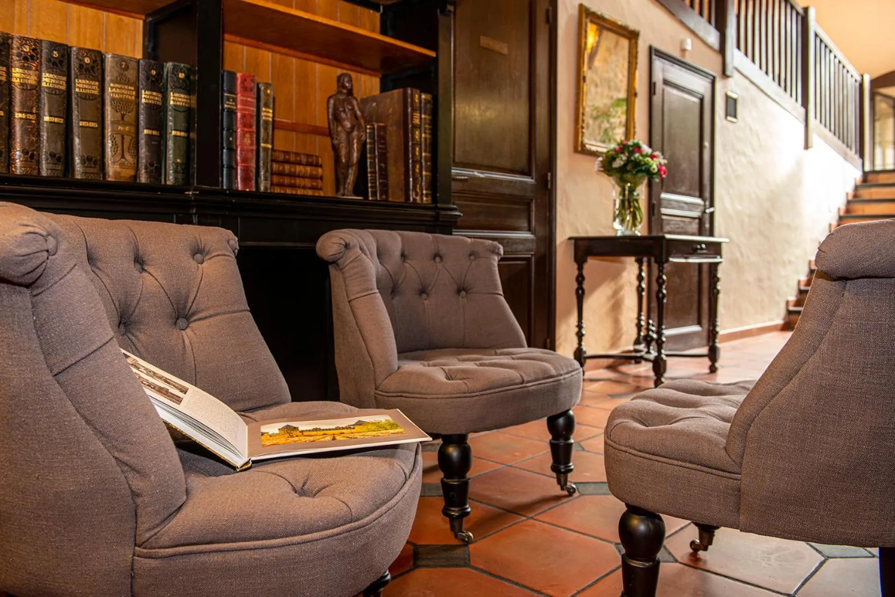 Lounge or bar in Hôtel Le Donjon - Cœur de La Cité Médiévale