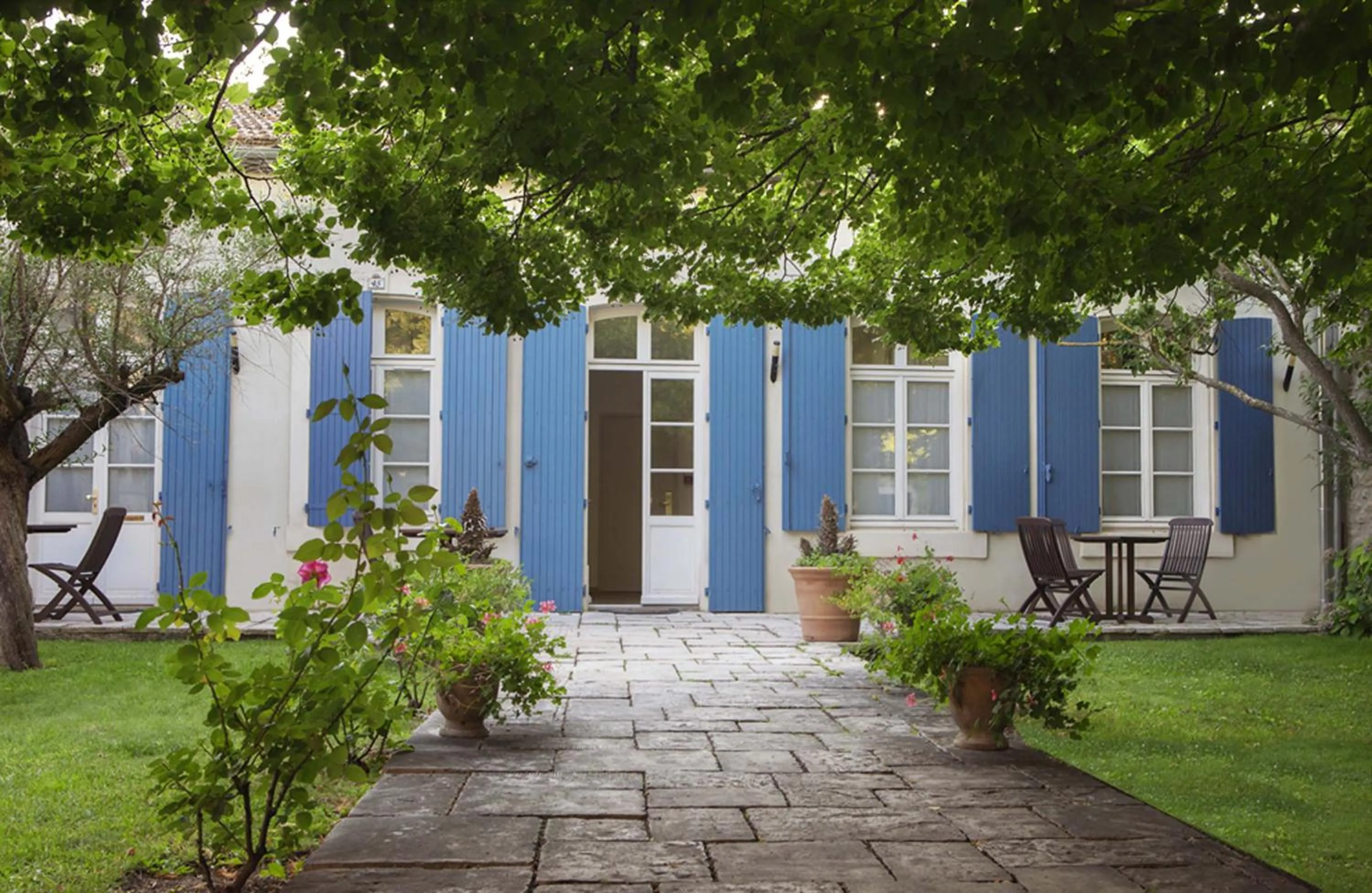 Garden view in Hôtel Le Donjon - Cœur de La Cité Médiévale