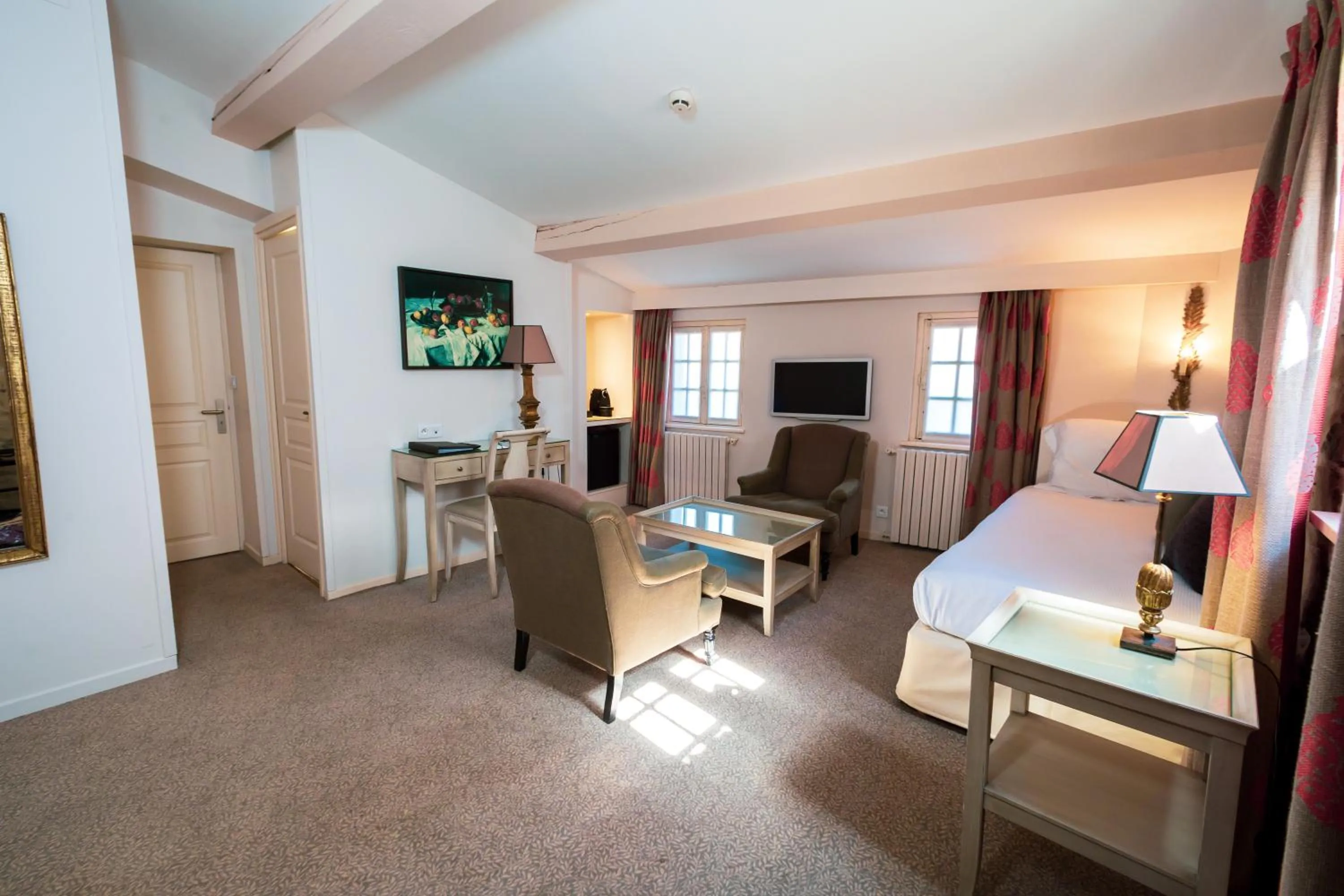 Photo of the whole room, Bed in Hôtel Le Donjon - Cœur de La Cité Médiévale