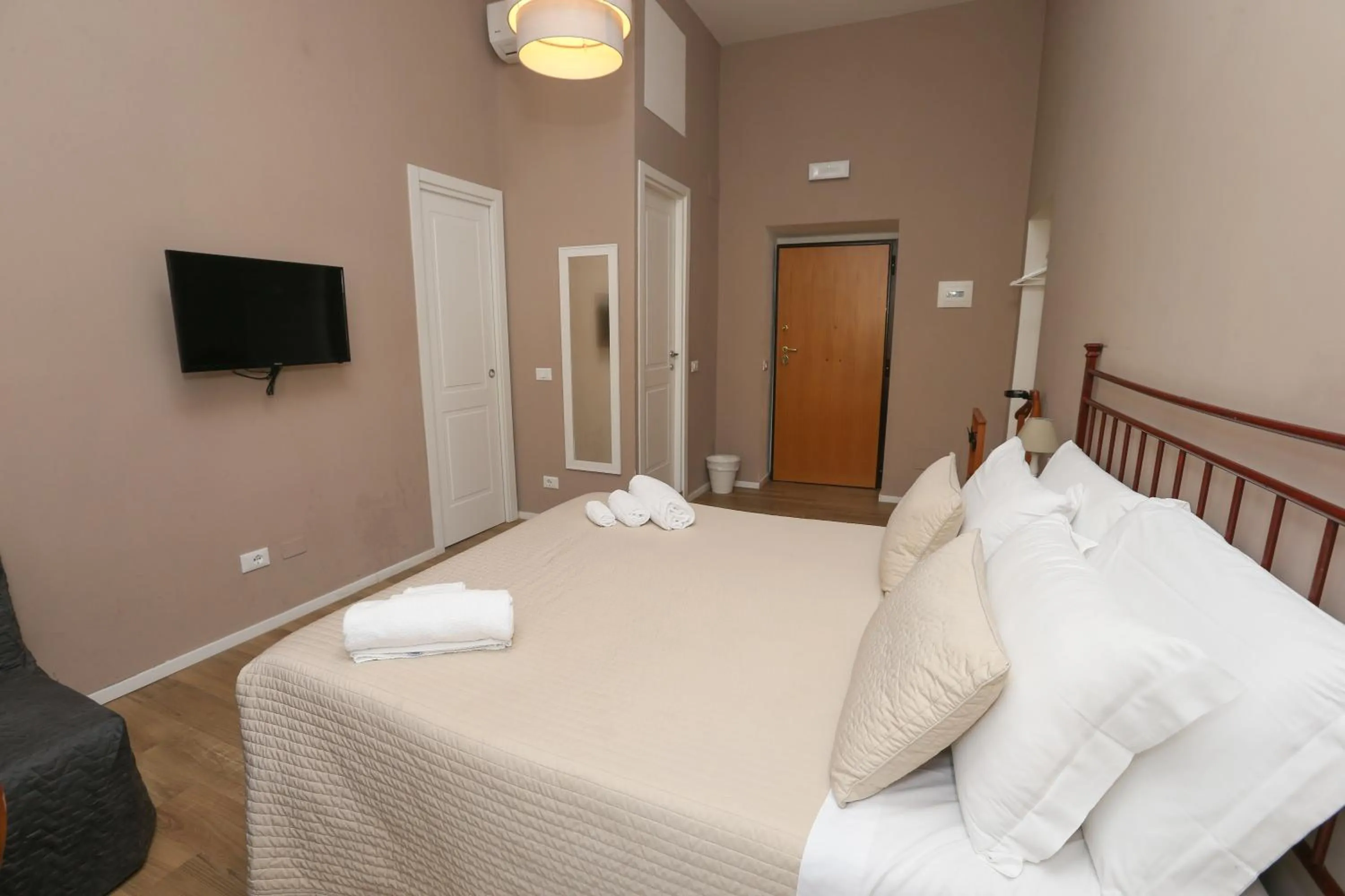 Photo of the whole room, Bed in Vatican Garden Rooms