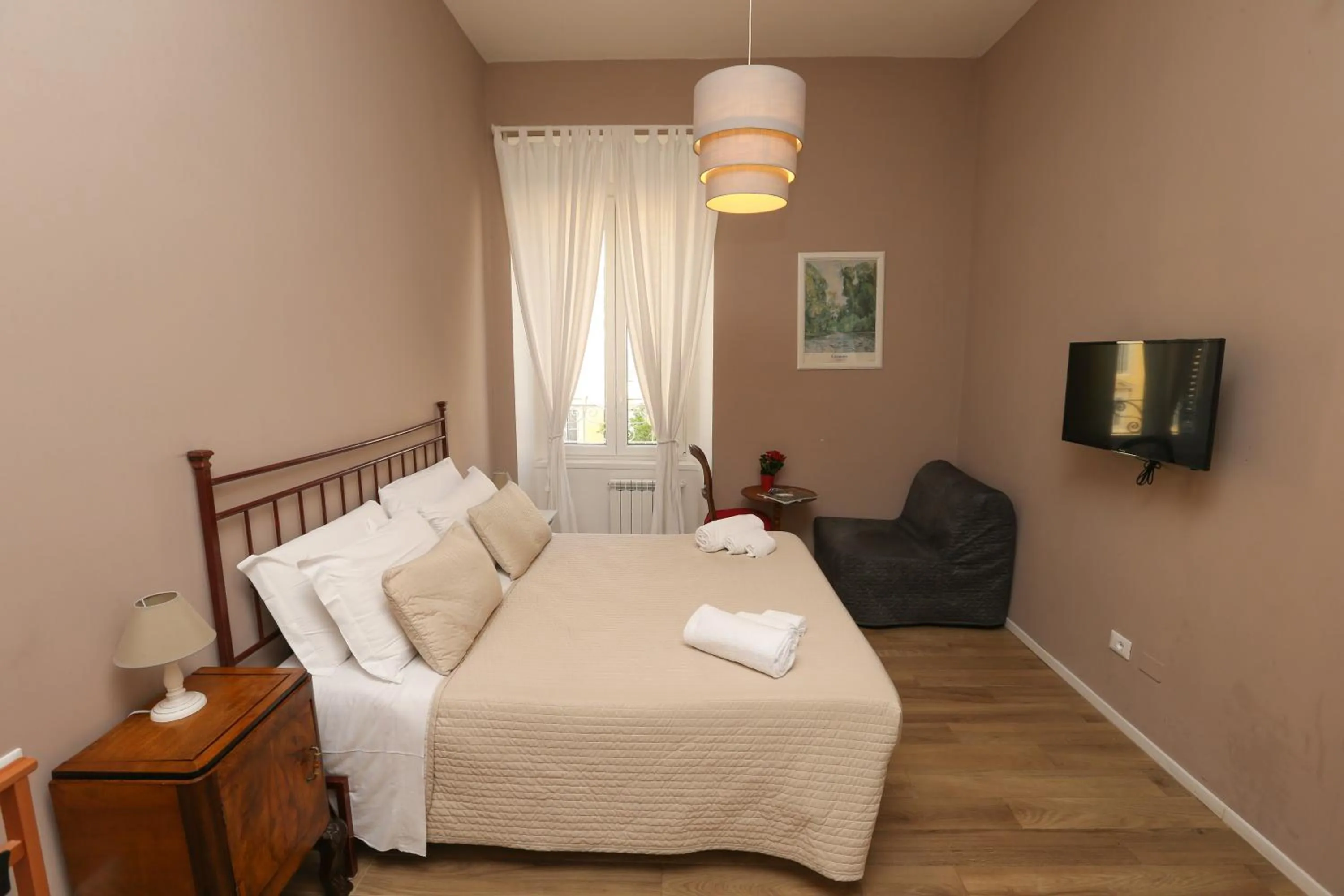 Photo of the whole room, Bed in Vatican Garden Rooms