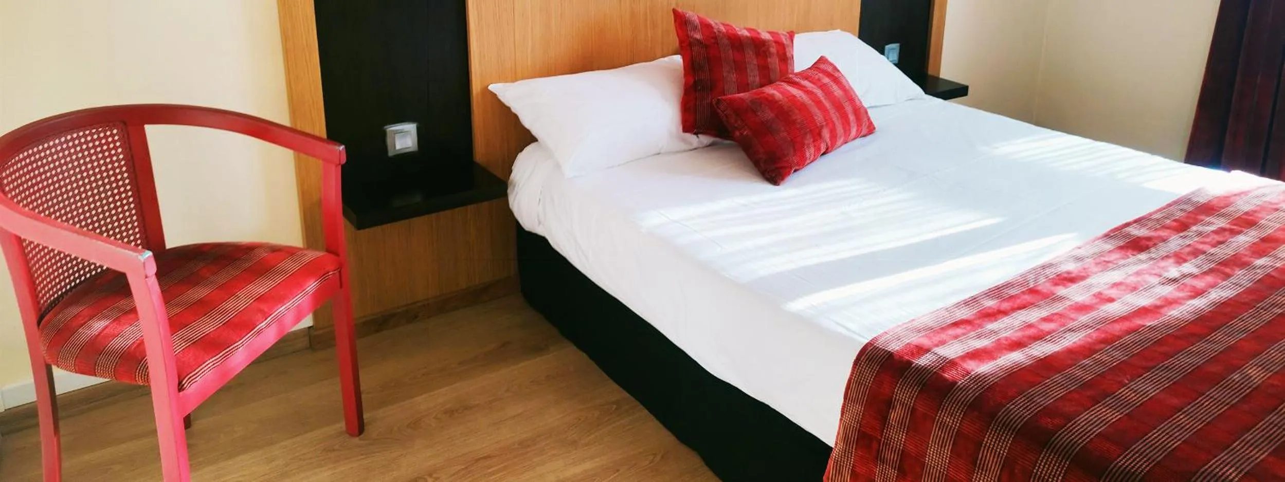 Bedroom, Bed in Hôtel Restaurant de France