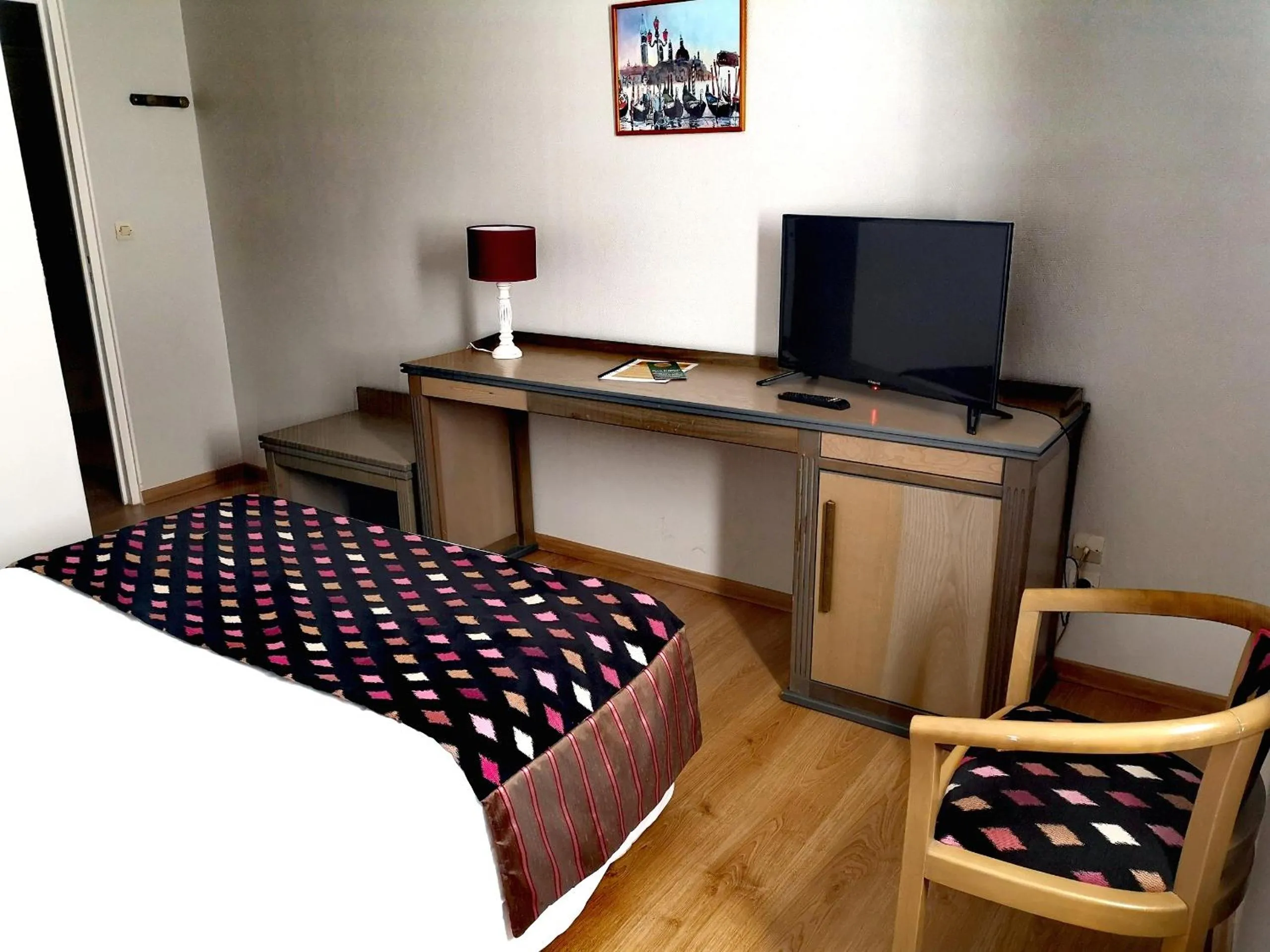 TV and multimedia, Bed in Hôtel Restaurant de France