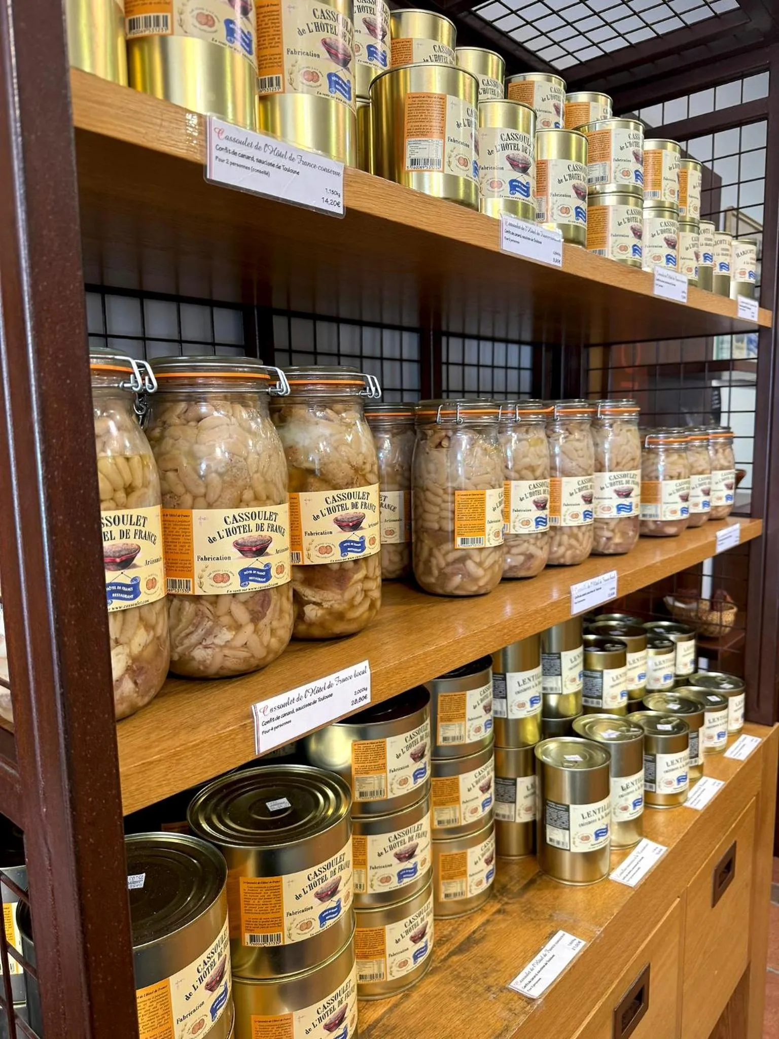 On-site shops in Hôtel Restaurant de France
