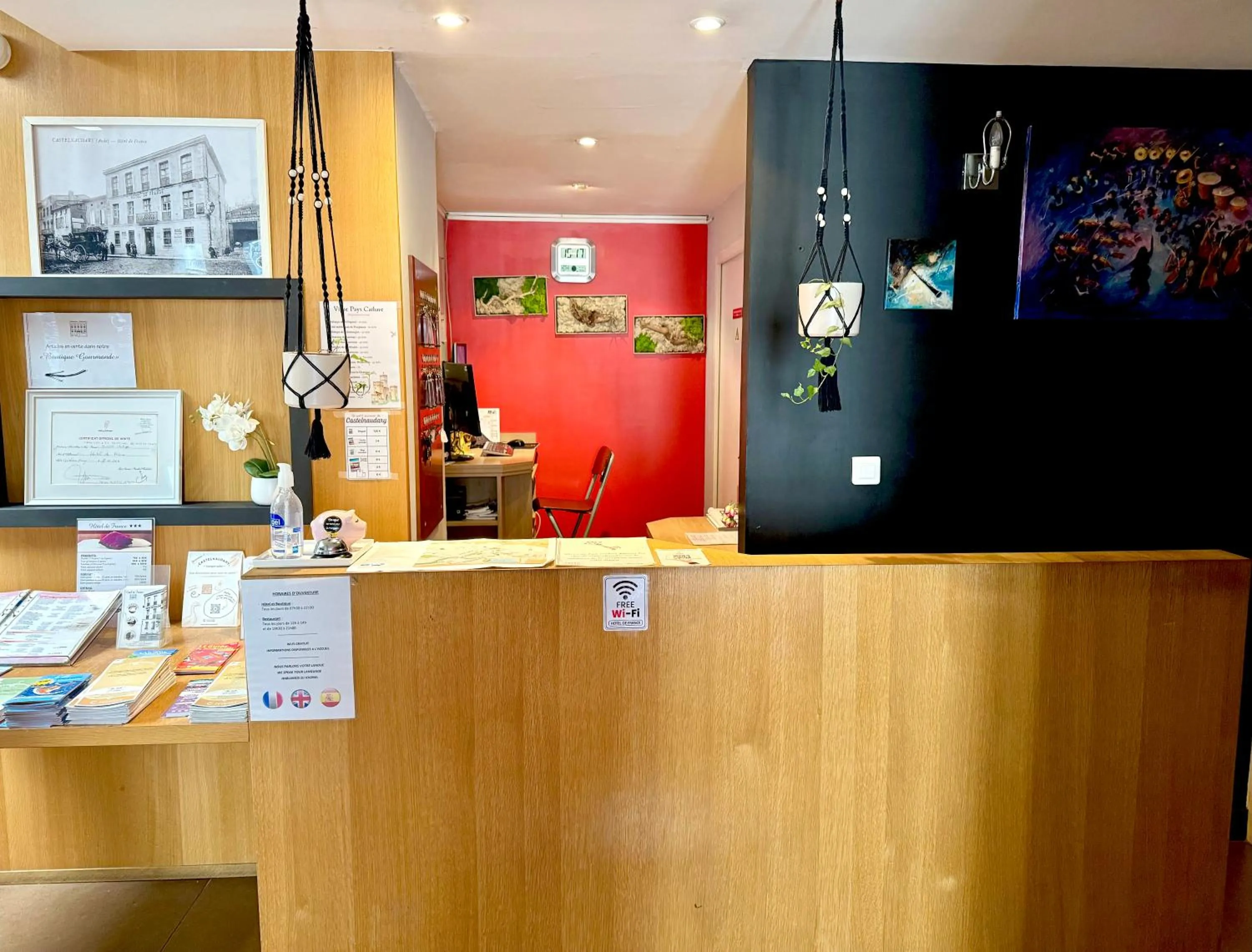 Lobby or reception in Hôtel Restaurant de France