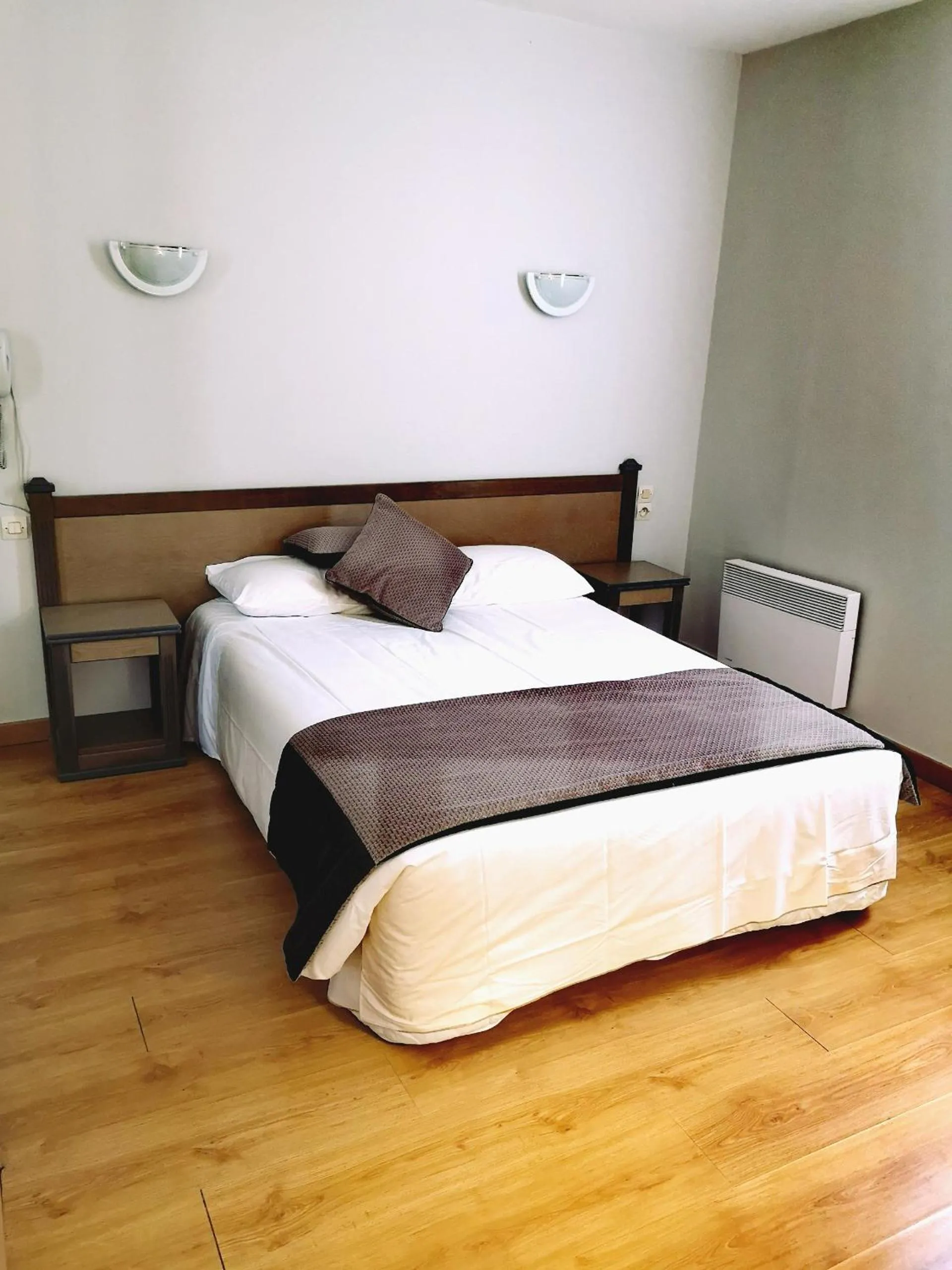 Bed in Hôtel Restaurant de France