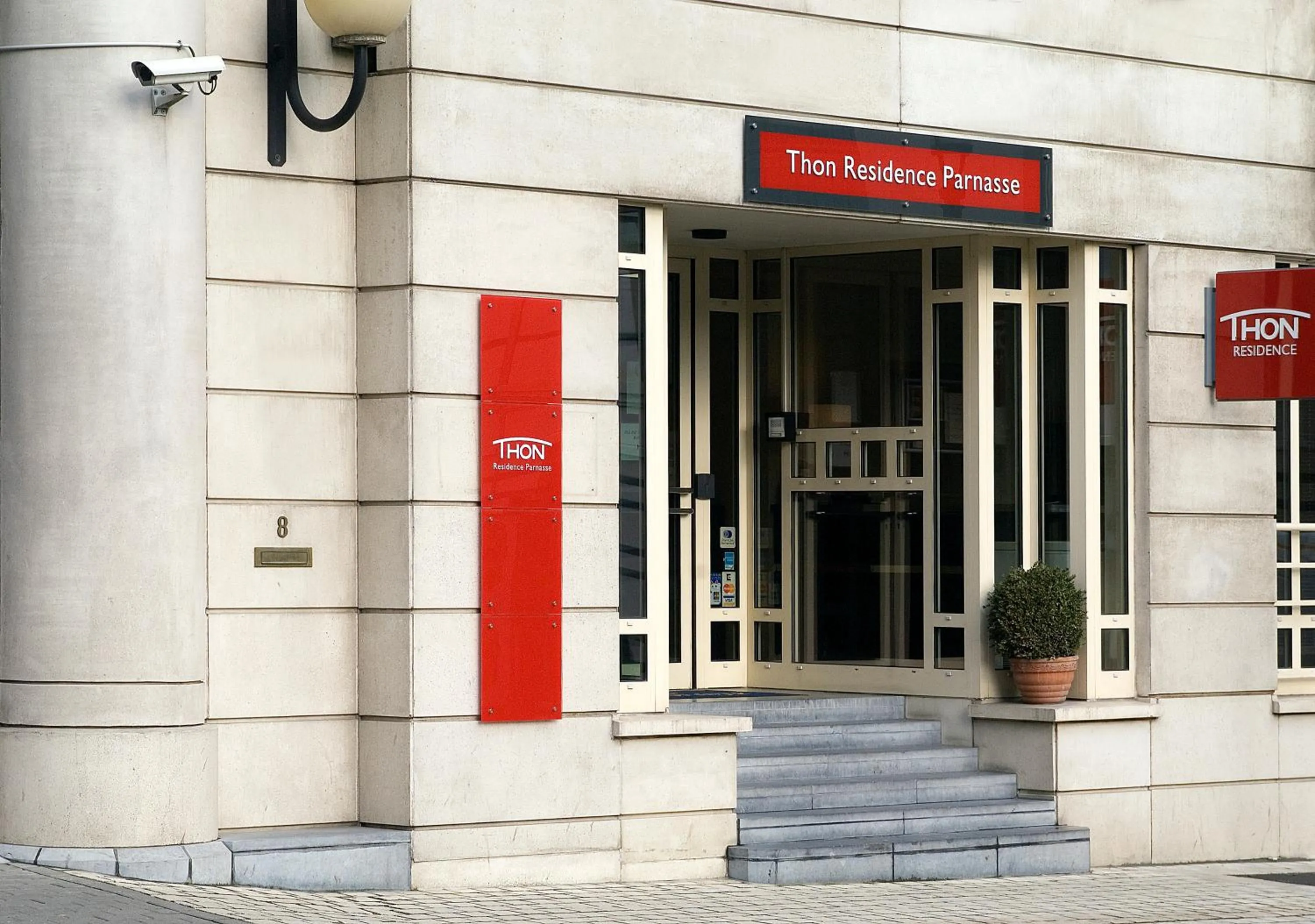 Facade/entrance in Thon Hotel Residence Parnasse Aparthotel