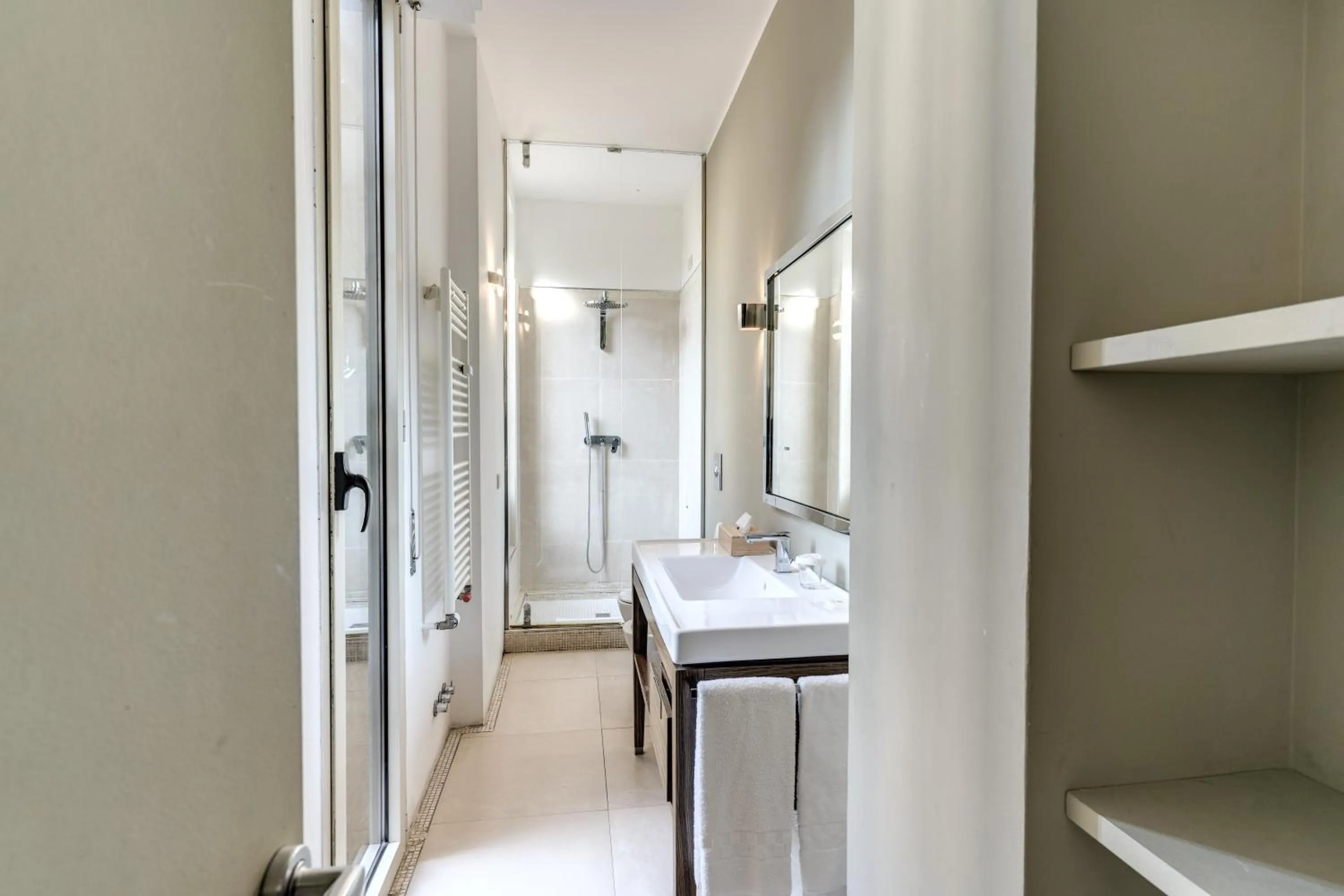 Shower in Suite Santa Tecla