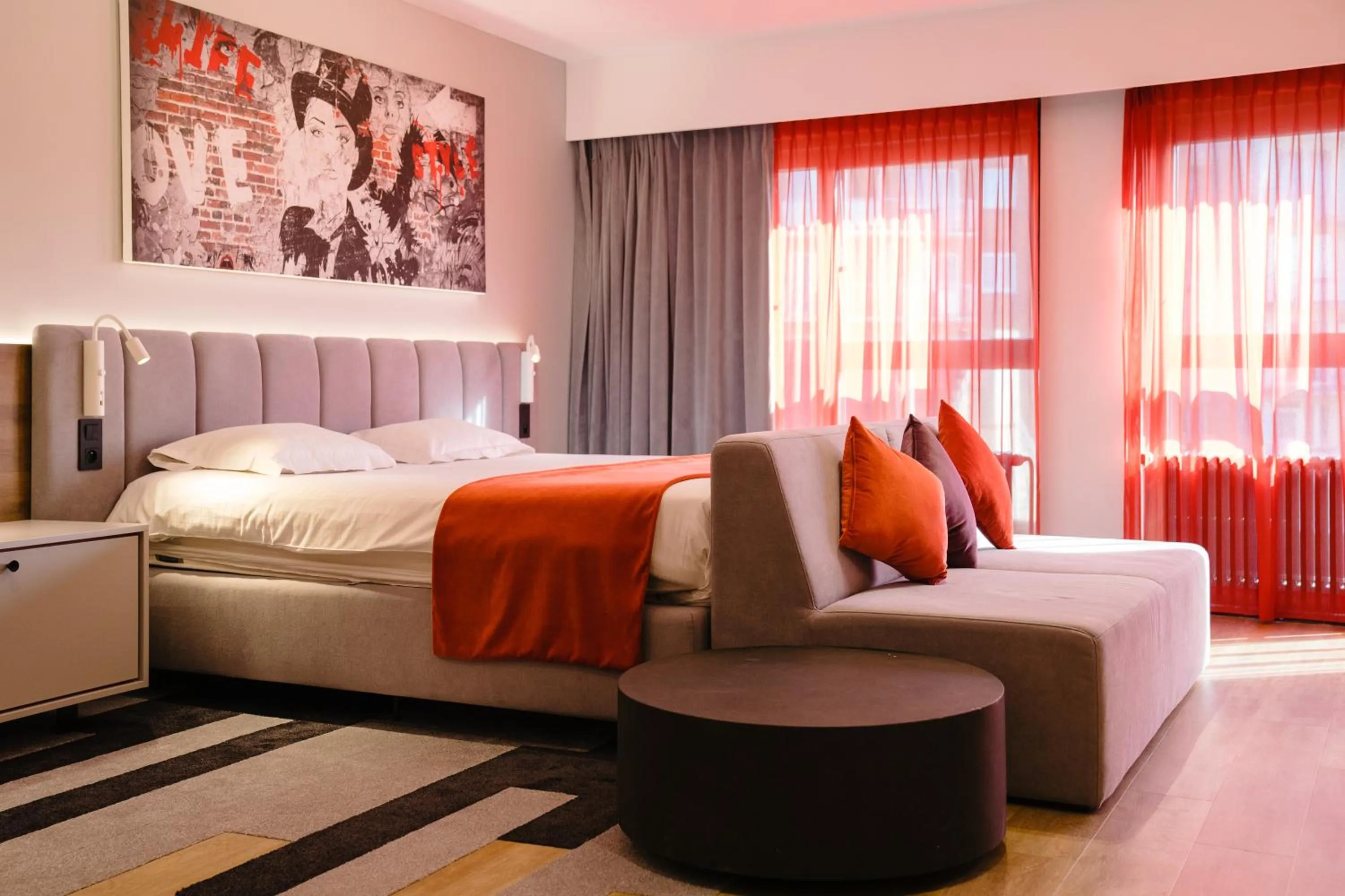 Photo of the whole room, Bed in Ostend Hotel