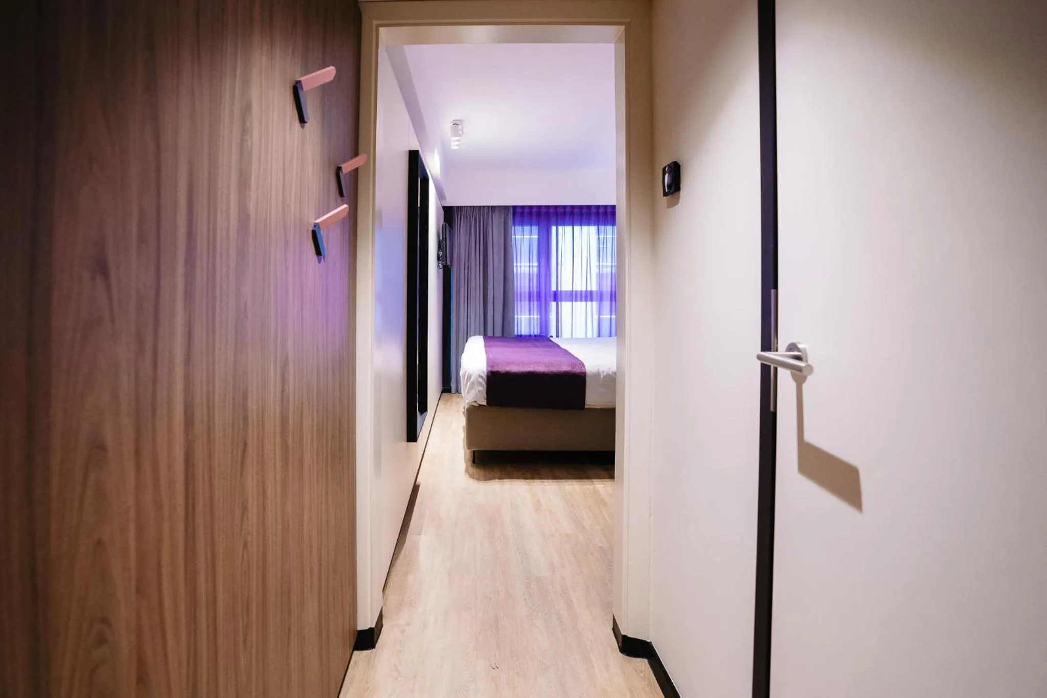 Photo of the whole room, Bed in Ostend Hotel