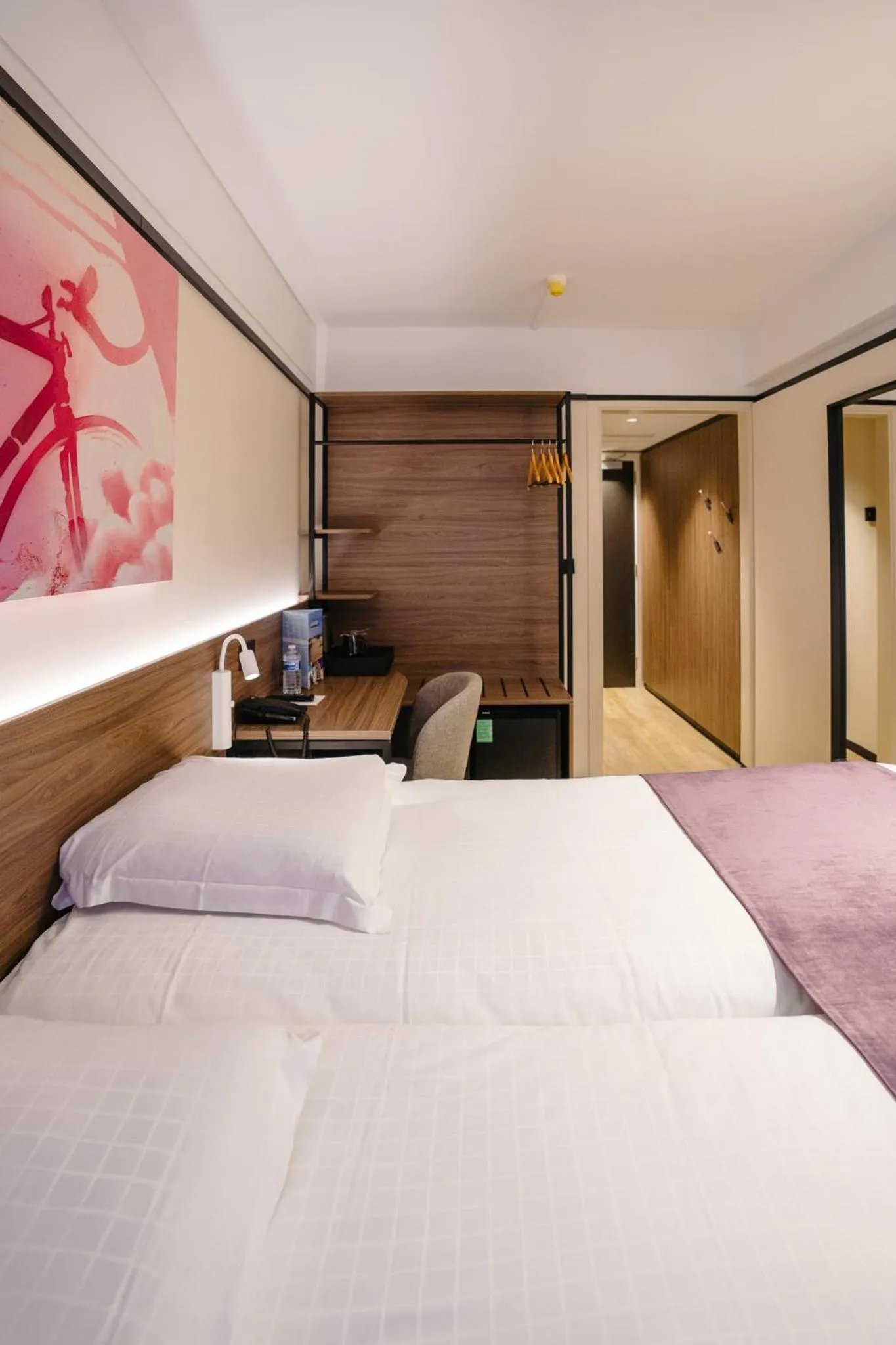 Photo of the whole room, Bed in Ostend Hotel