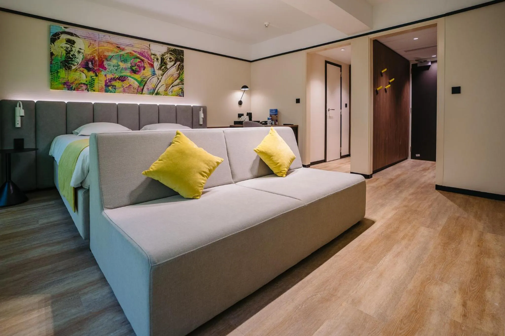 Photo of the whole room, Bed in Ostend Hotel