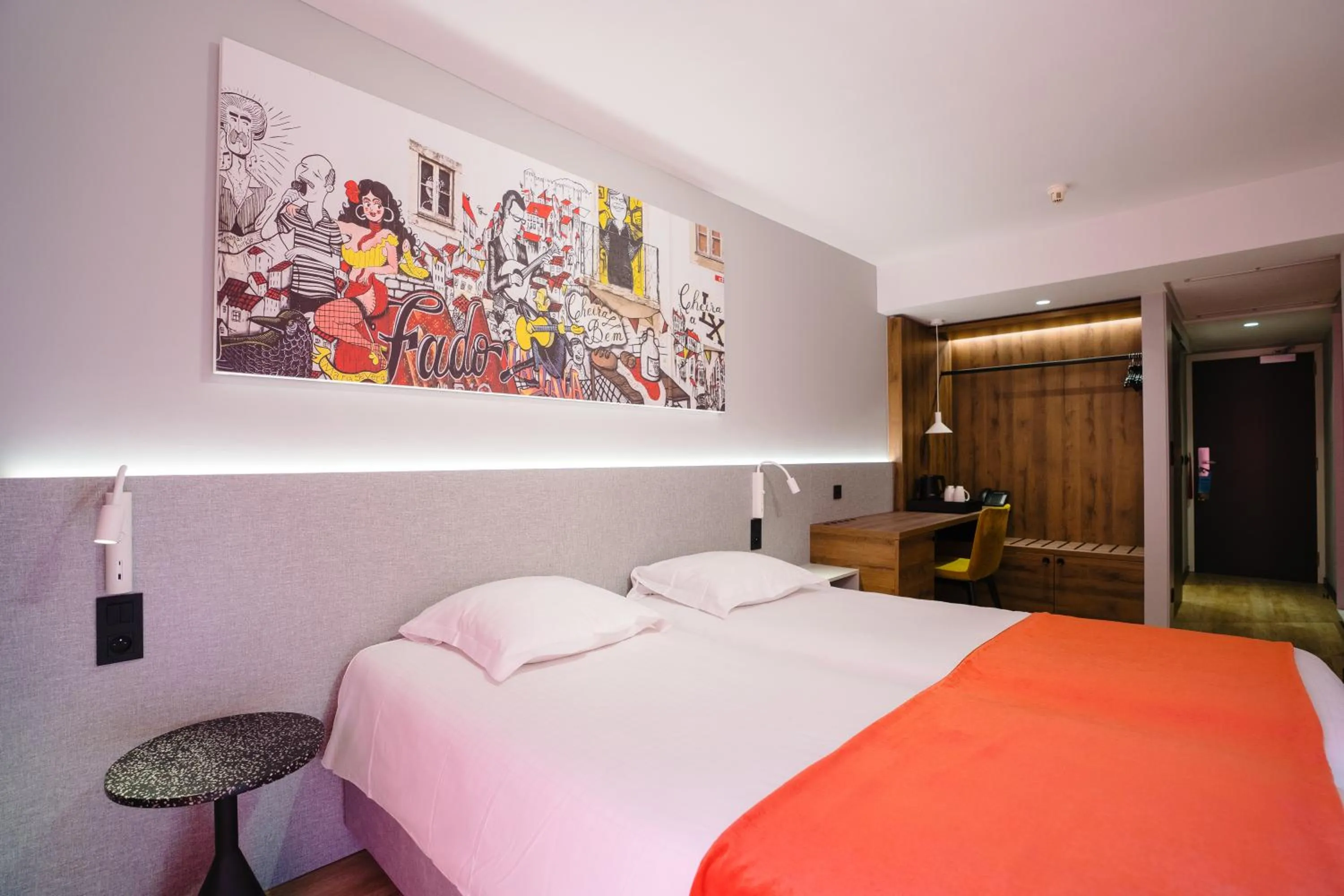 Photo of the whole room, Bed in Ostend Hotel