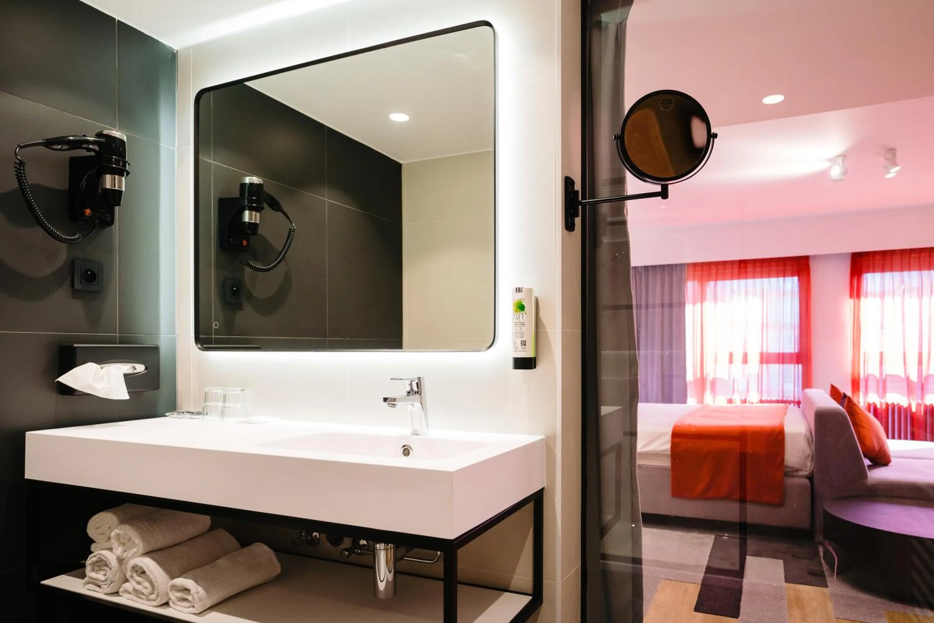 Photo of the whole room, Bed in Ostend Hotel