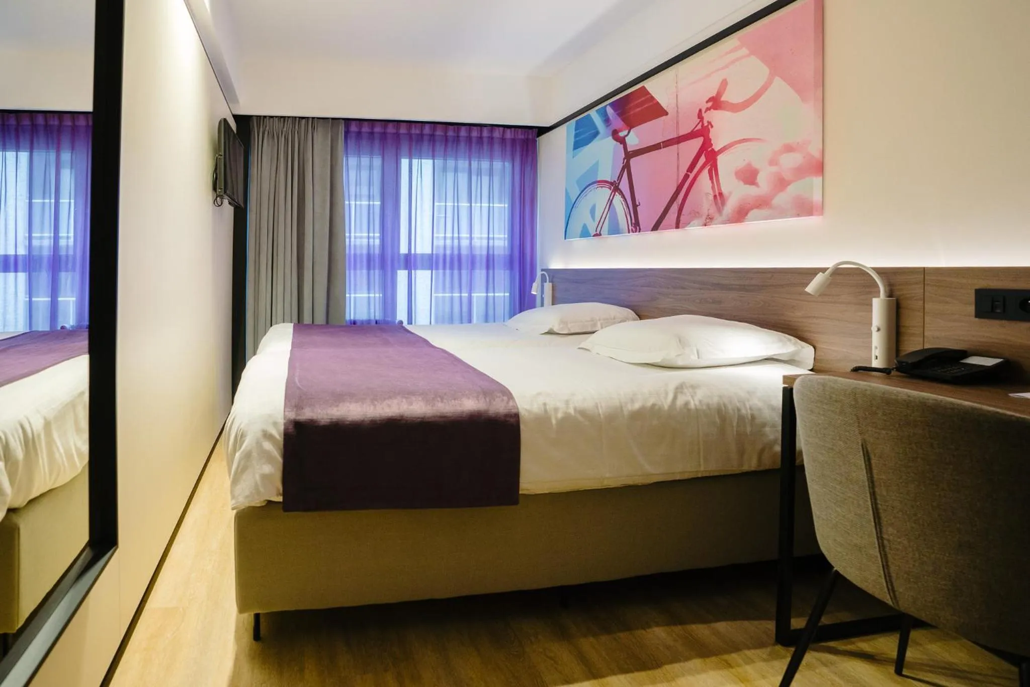 Photo of the whole room, Bed in Ostend Hotel