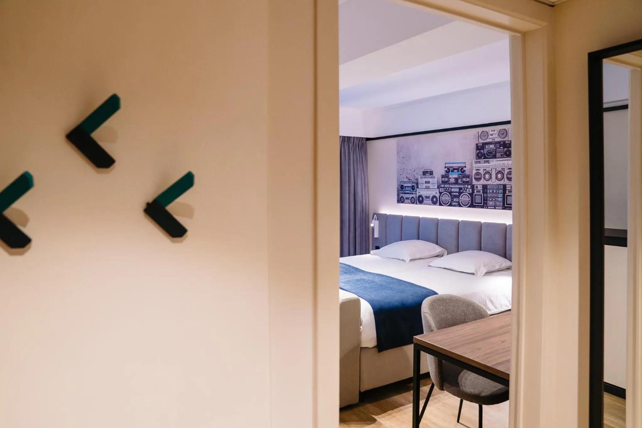 Photo of the whole room, Bed in Ostend Hotel