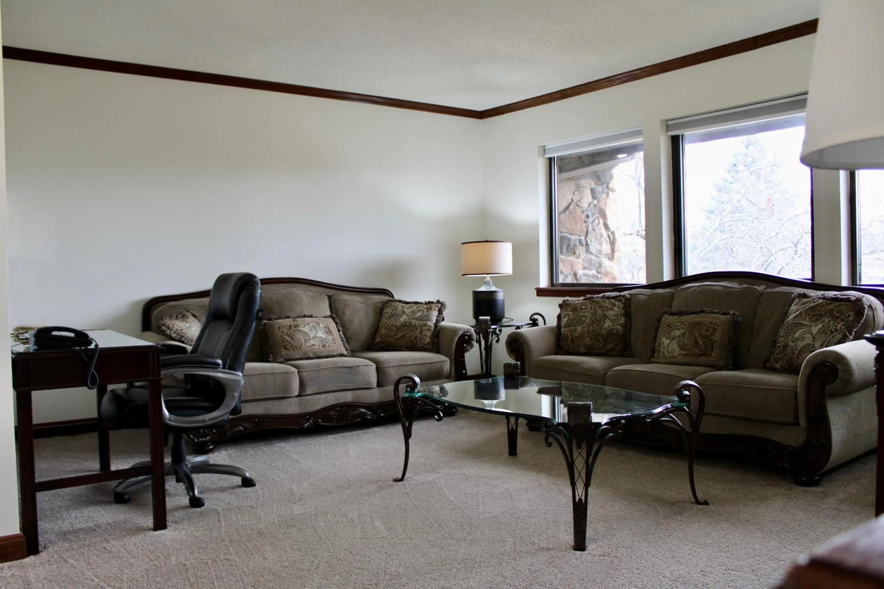 Carlton Lodge Hotel and Suites