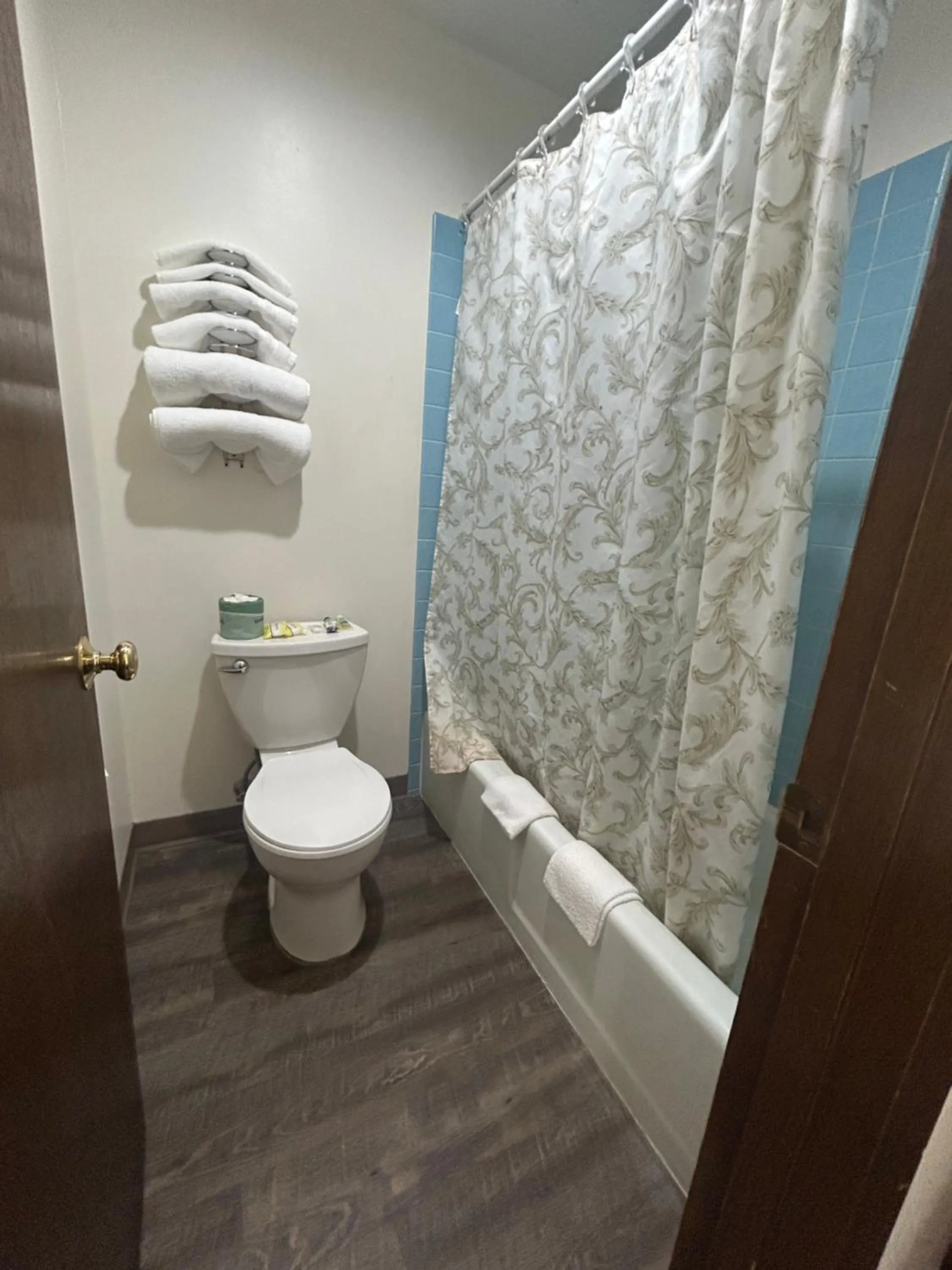 Bathroom in Capri Motel By Belvilla Walla Walla US 12