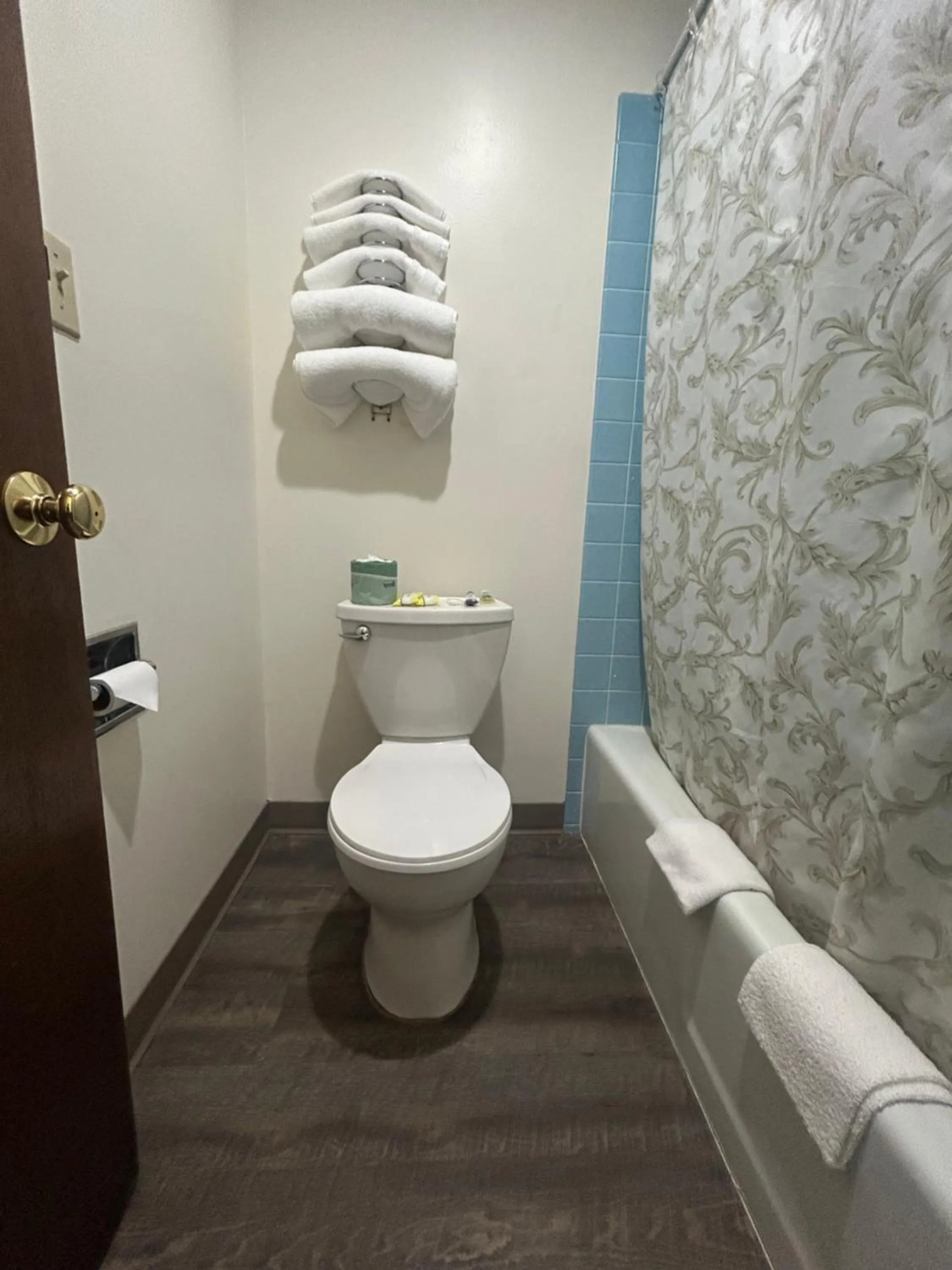 Bathroom in Capri Motel By Belvilla Walla Walla US 12