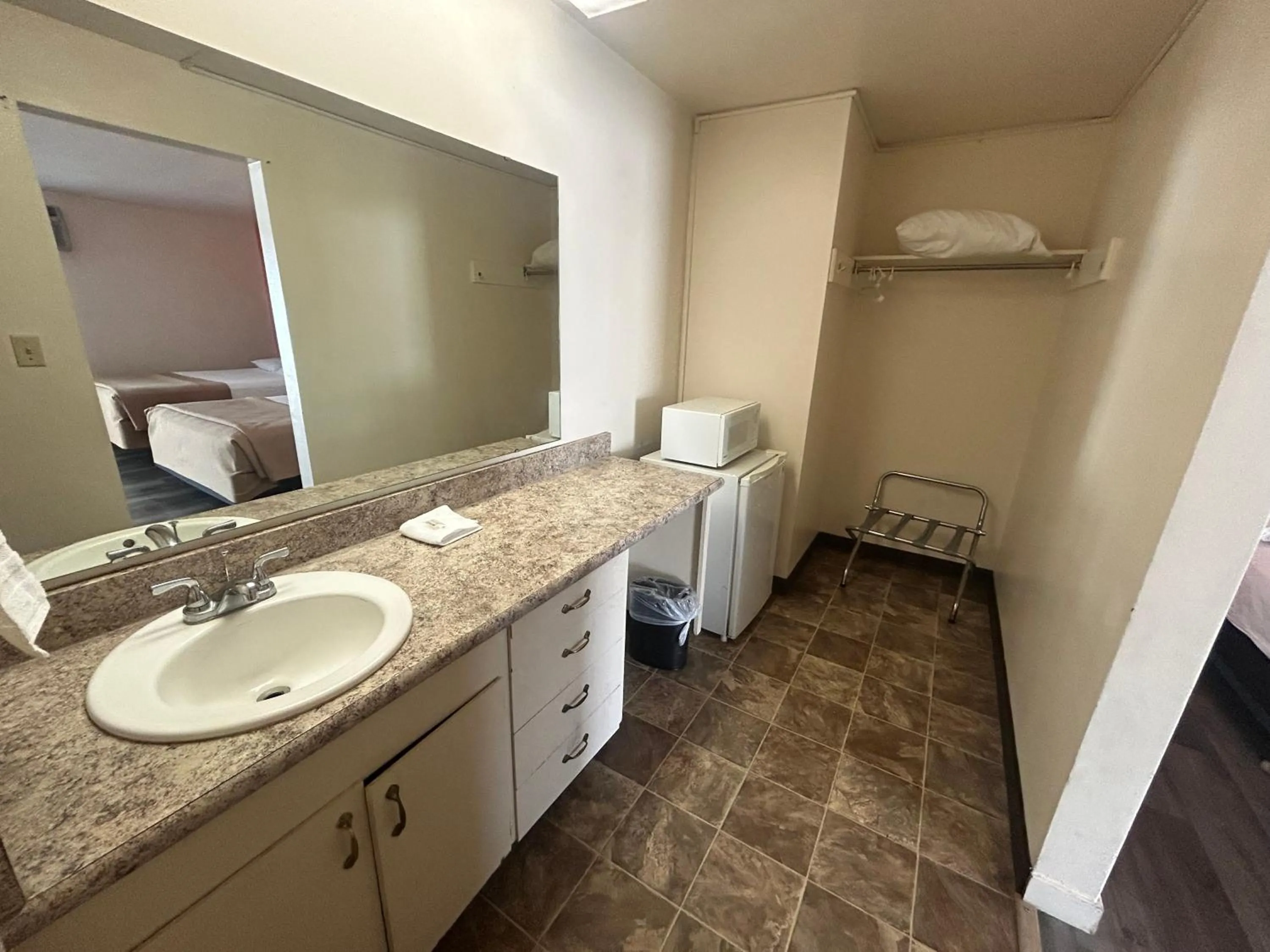 Bathroom in Capri Motel By Belvilla Walla Walla US 12