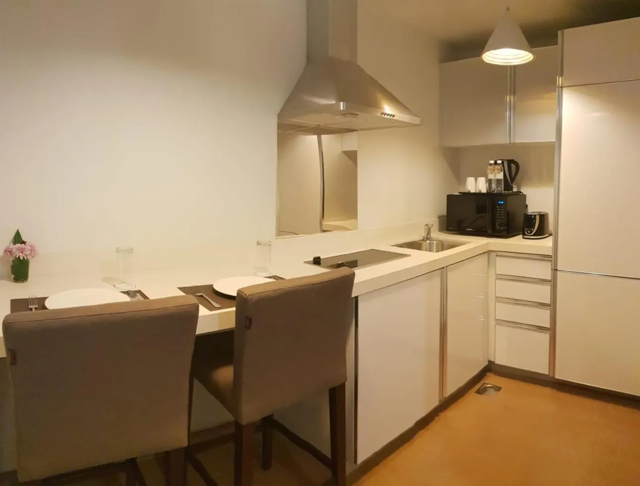 Kitchen or kitchenette in The Curve Hotel