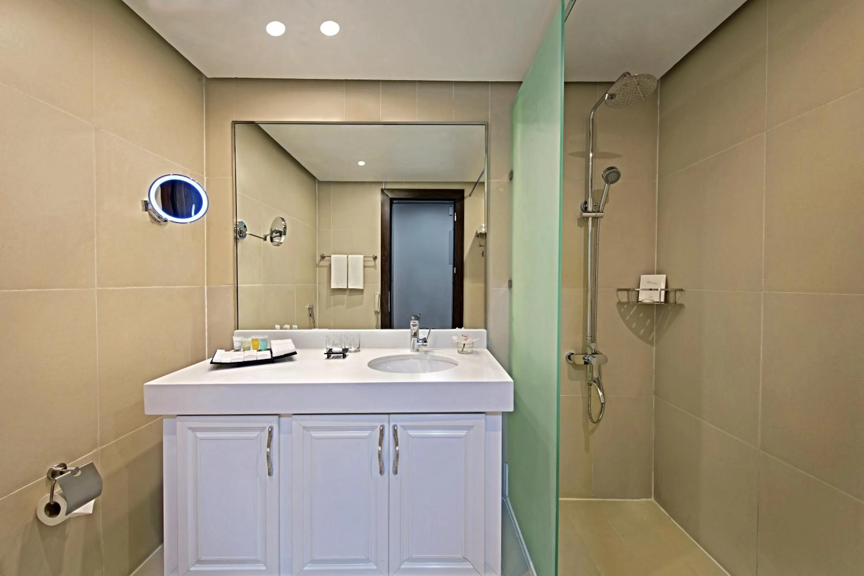 Shower in The Curve Hotel