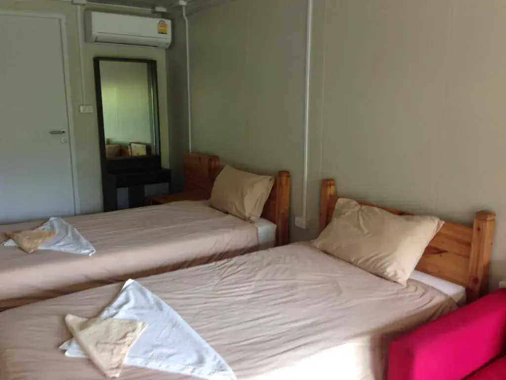 Twin Room in Check In and Chill Out Twin Room in Check In and Chill Out