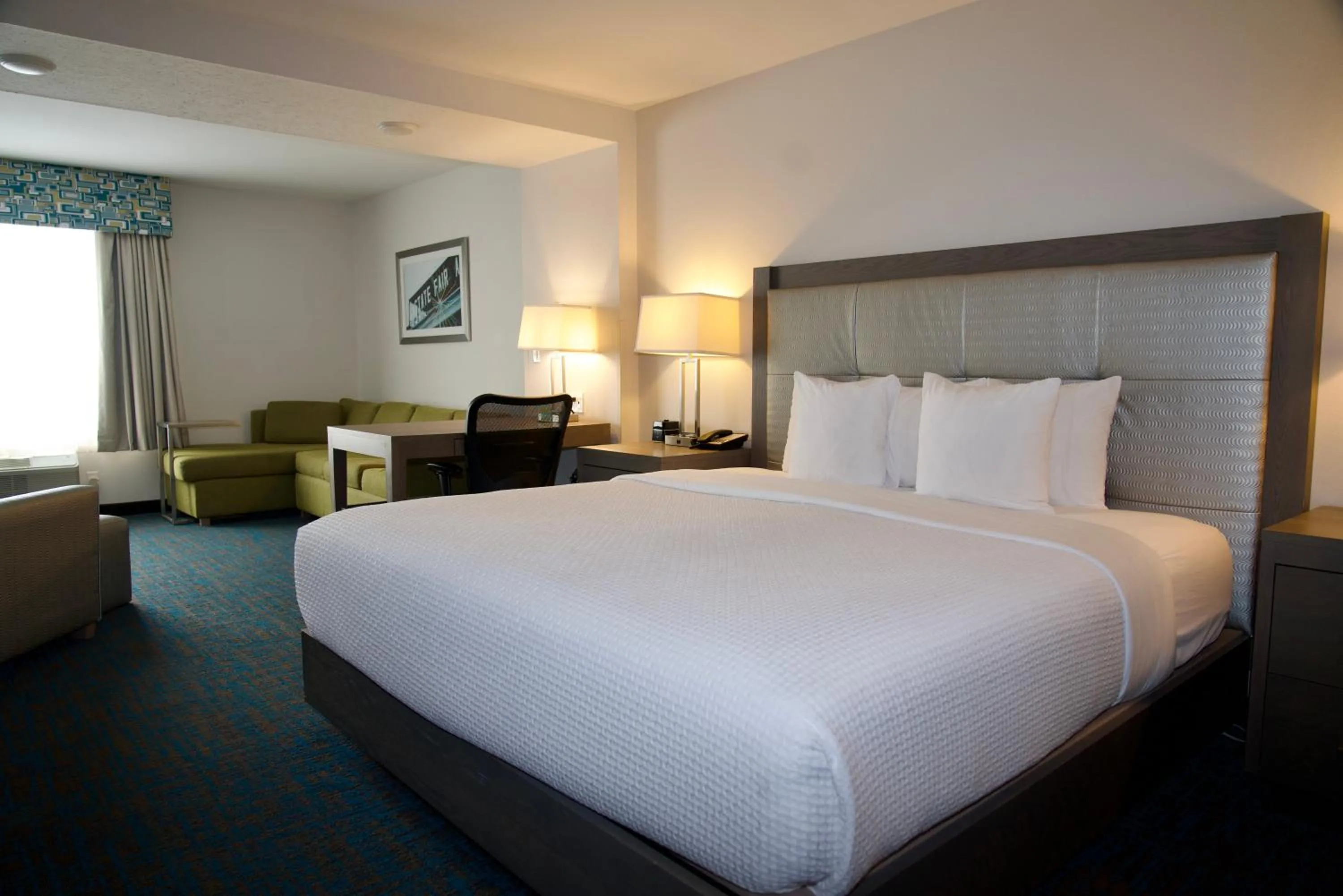 Bed in La Quinta by Wyndham St. Paul-Woodbury