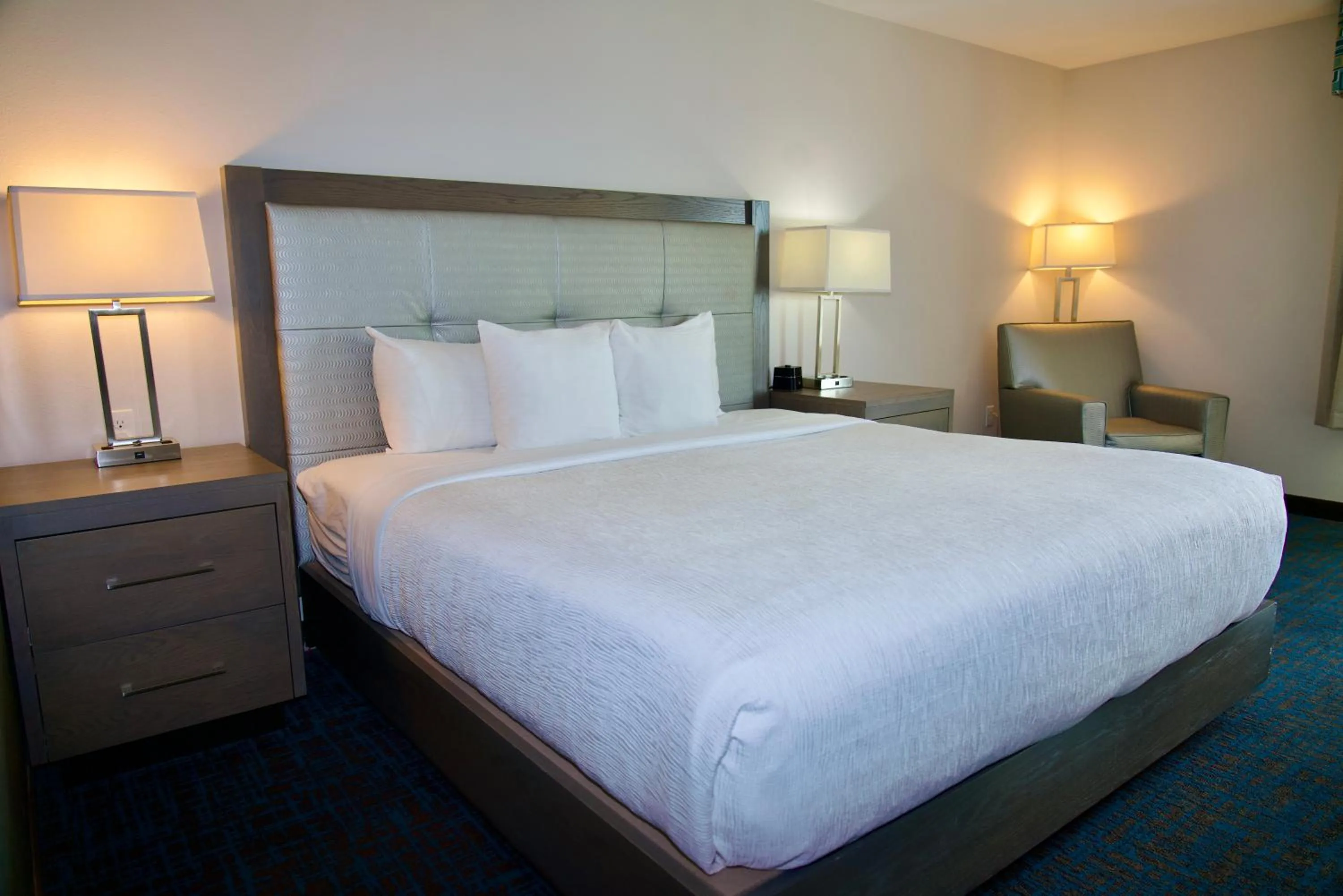 Bed in La Quinta by Wyndham St. Paul-Woodbury