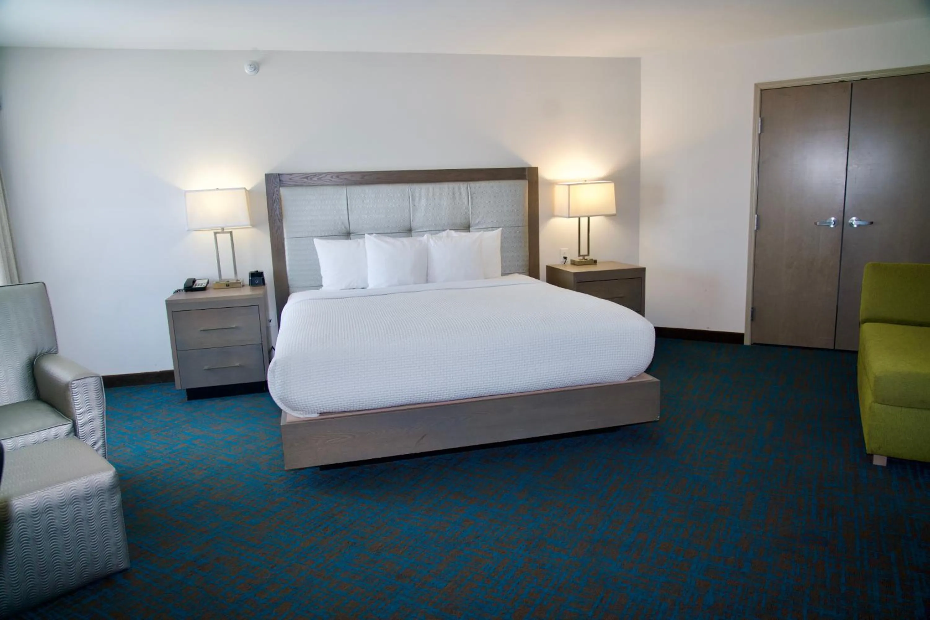 Bed in La Quinta by Wyndham St. Paul-Woodbury