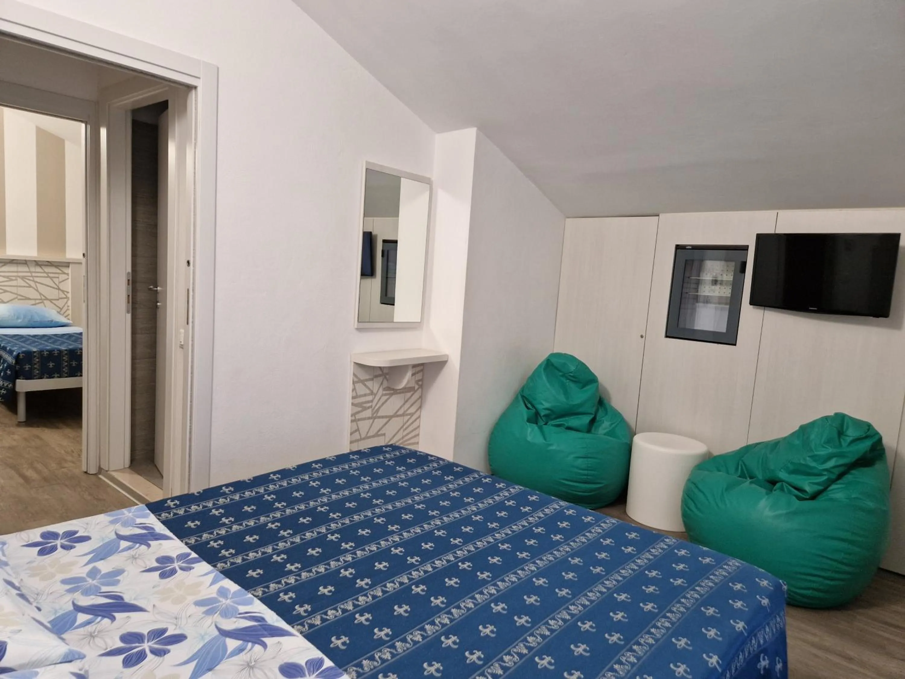 Bedroom, Bed in Hotel Sorriso - molto più di una stella