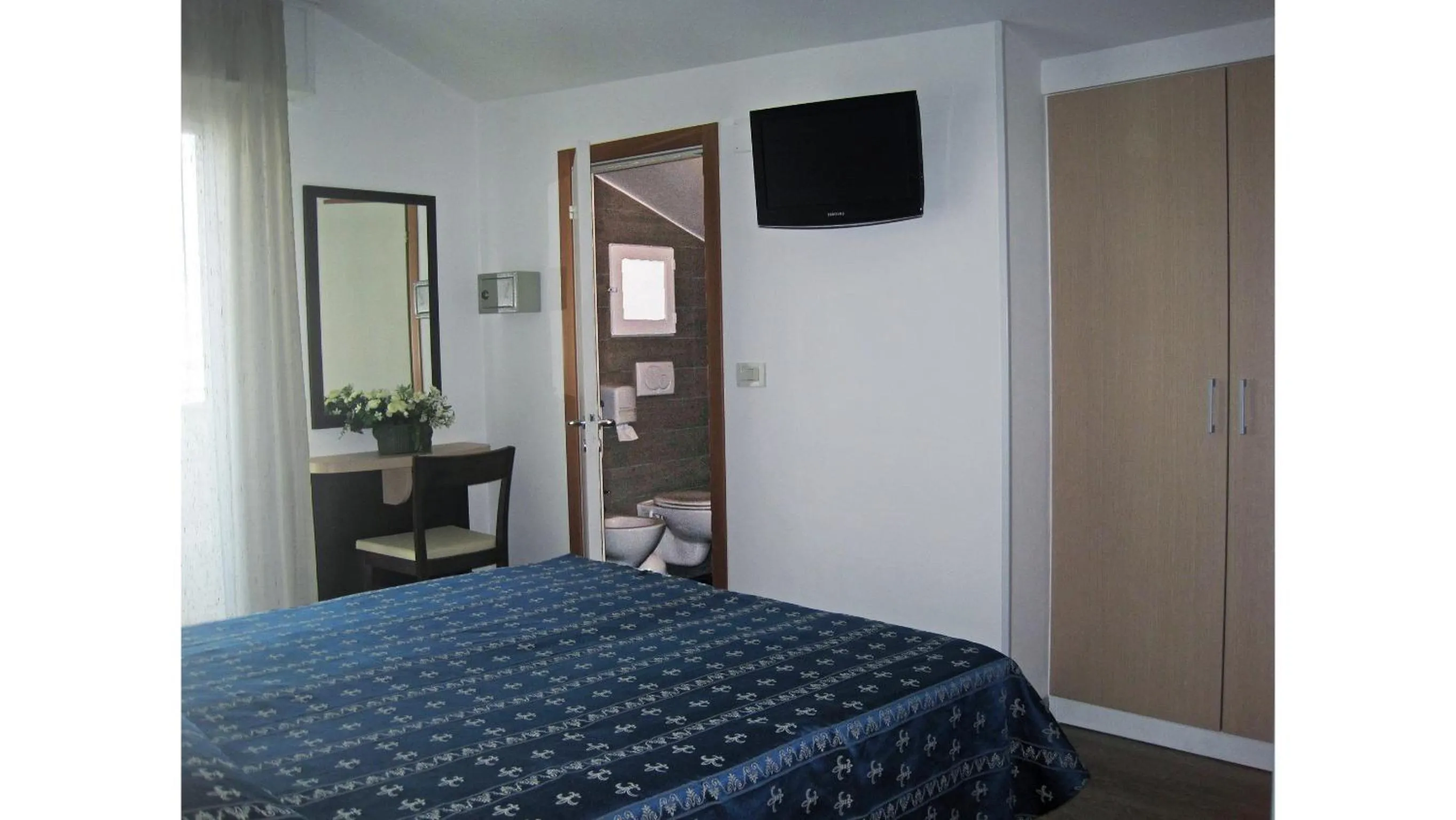 Bedroom, Bed in Hotel Sorriso - molto più di una stella