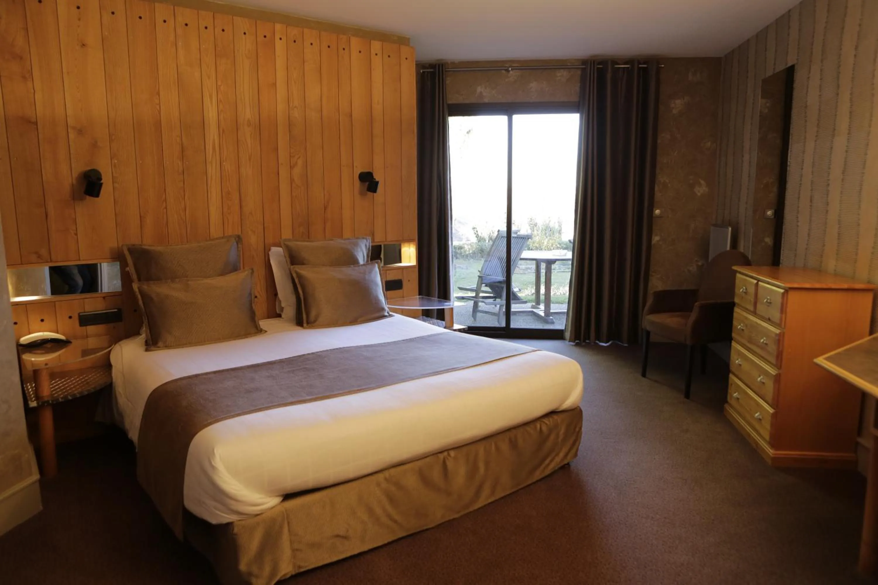 Photo of the whole room, Bed in Hotel Restaurant Auberge du Barrez Logis