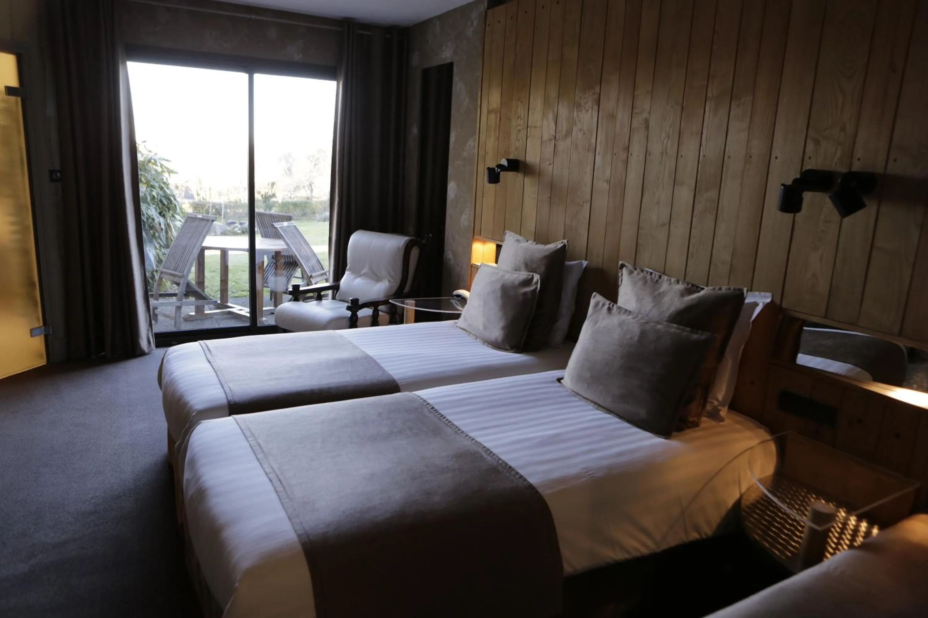 Balcony/Terrace, Bed in Hotel Restaurant Auberge du Barrez Logis