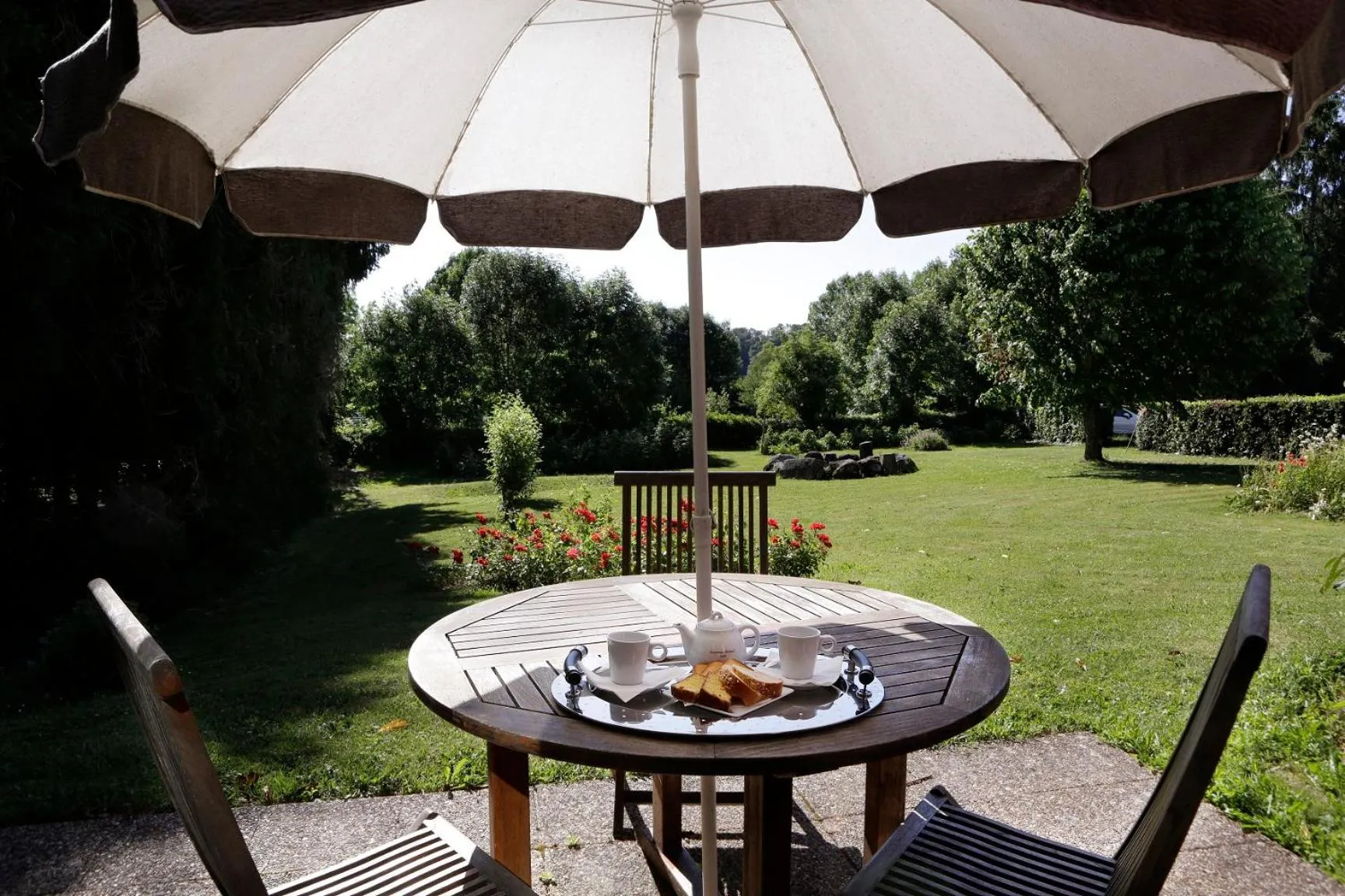 Patio in Hotel Restaurant Auberge du Barrez Logis