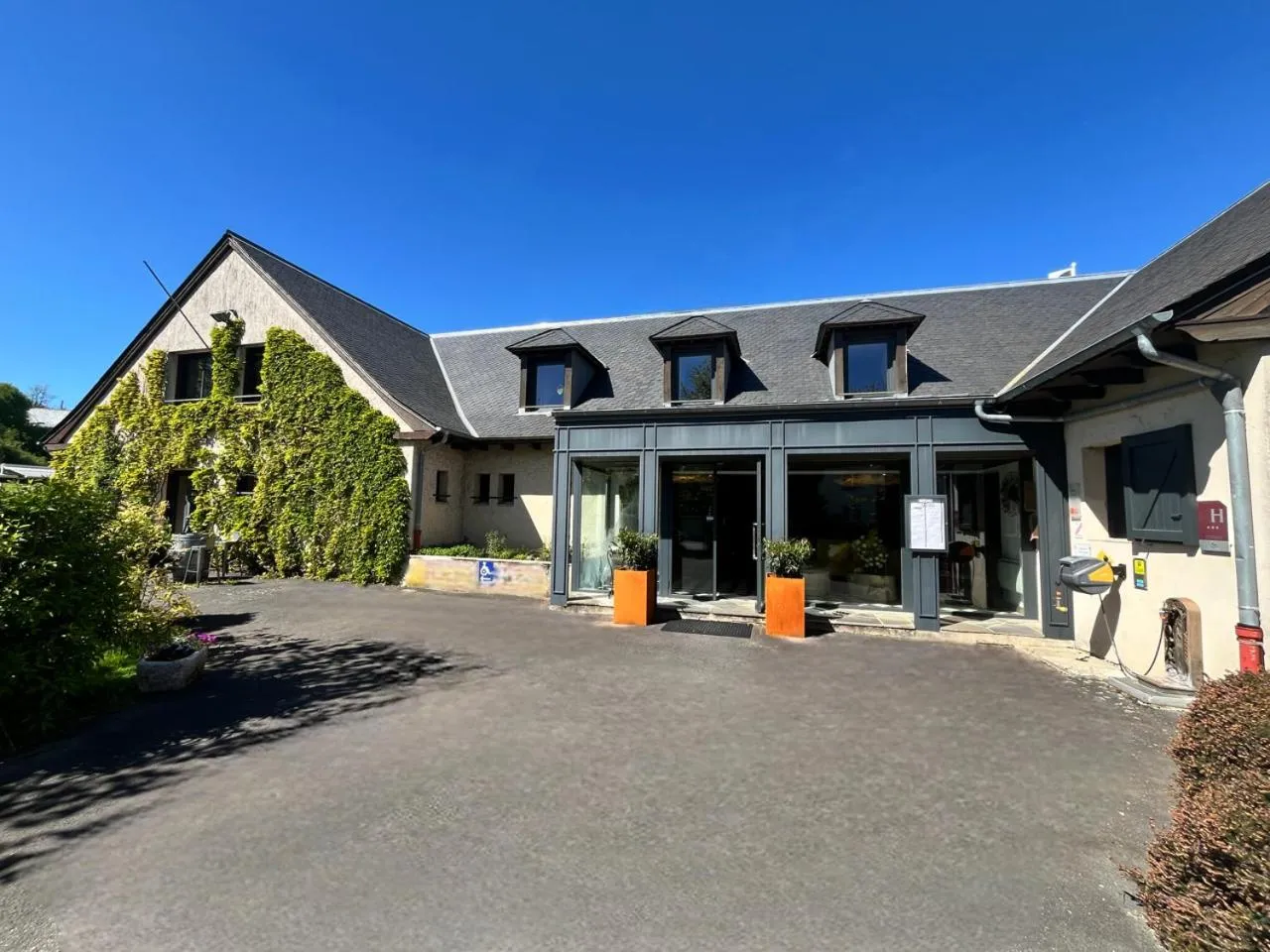 Property building in Hotel Restaurant Auberge du Barrez Logis