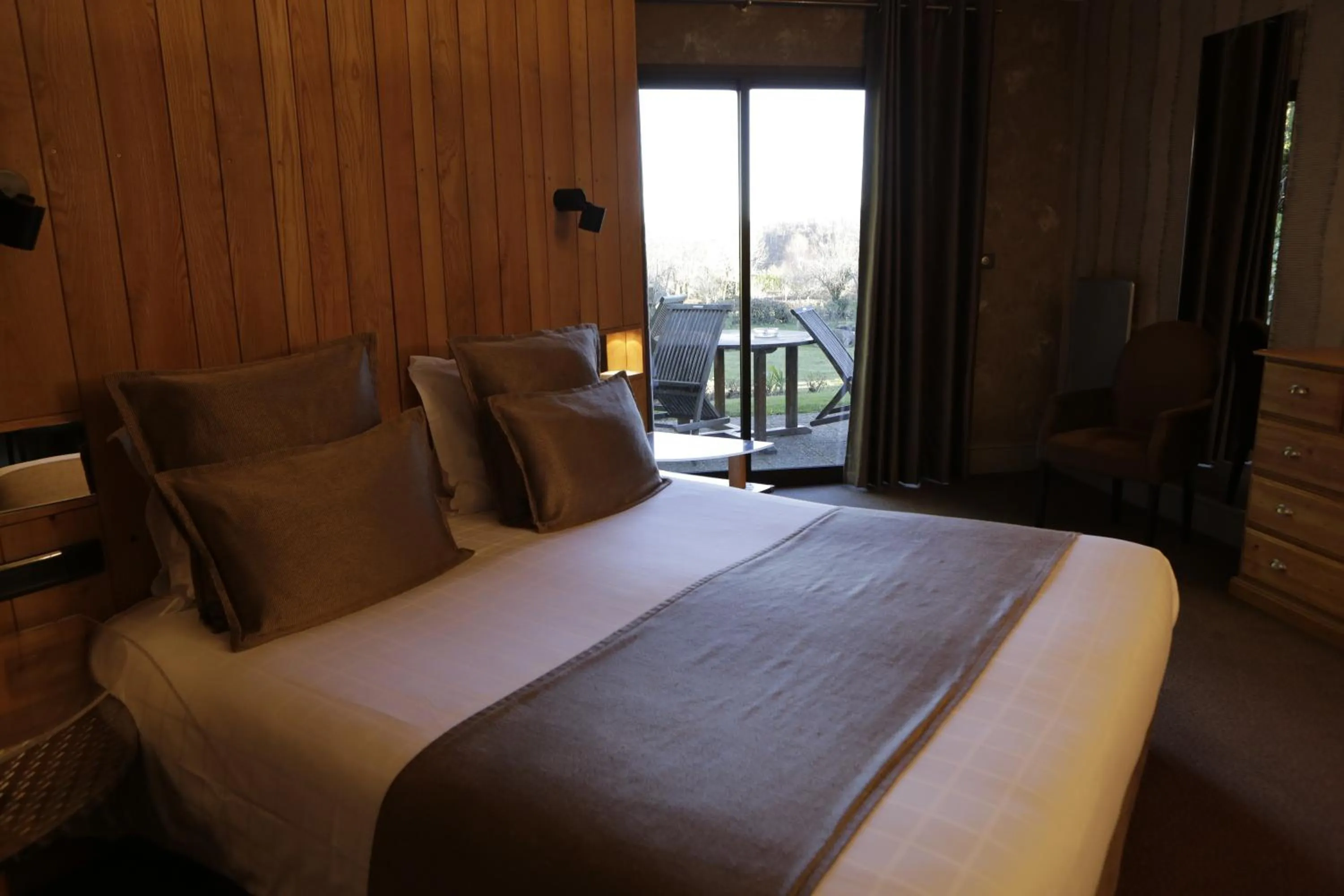 Bed in Hotel Restaurant Auberge du Barrez Logis