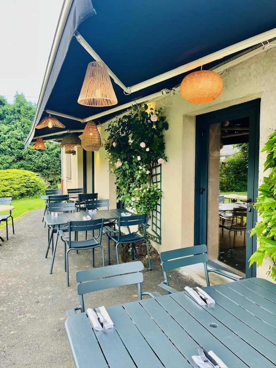 Patio in Hotel Restaurant Auberge du Barrez Logis