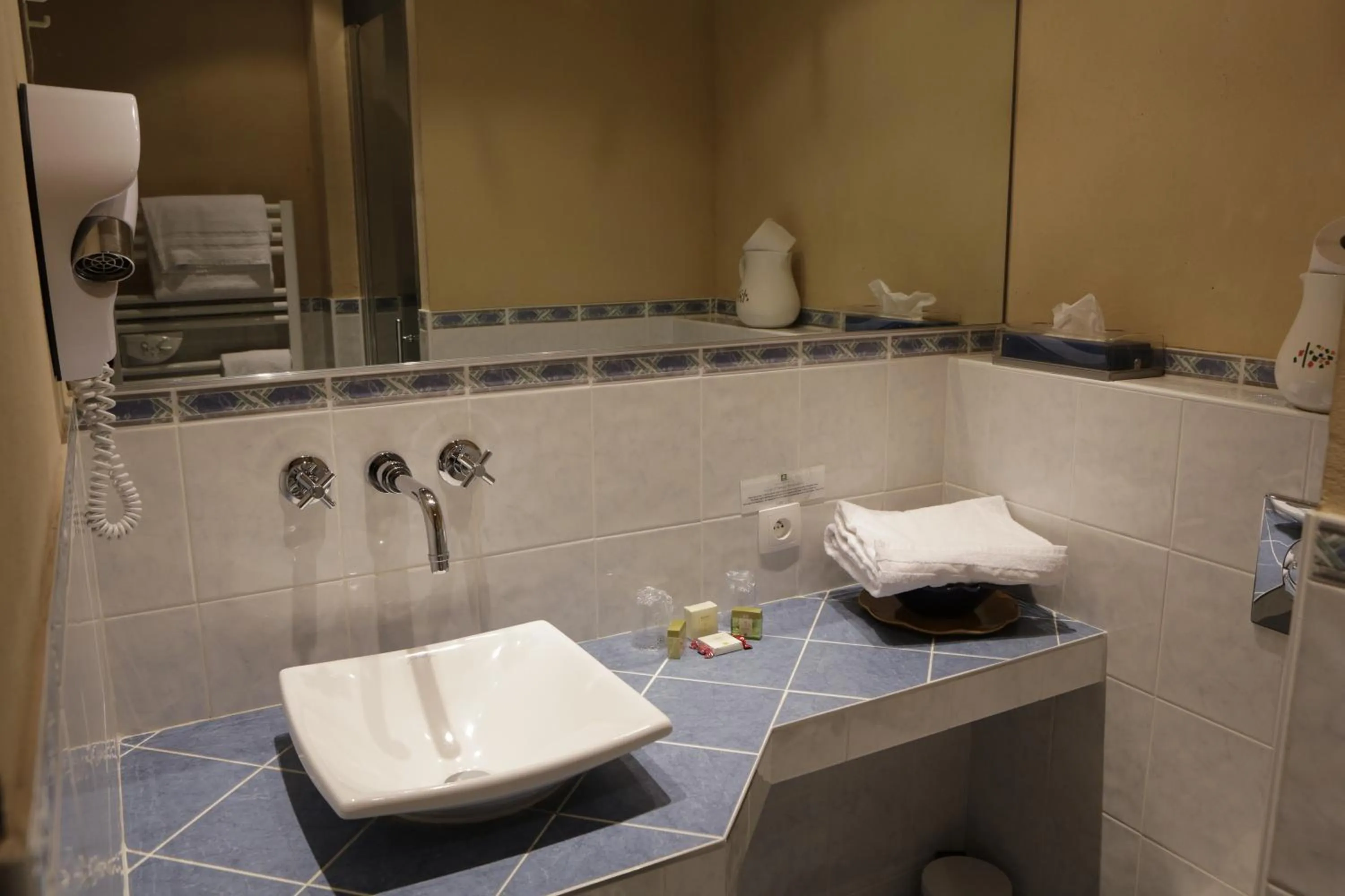 Bathroom in Hotel Restaurant Auberge du Barrez Logis