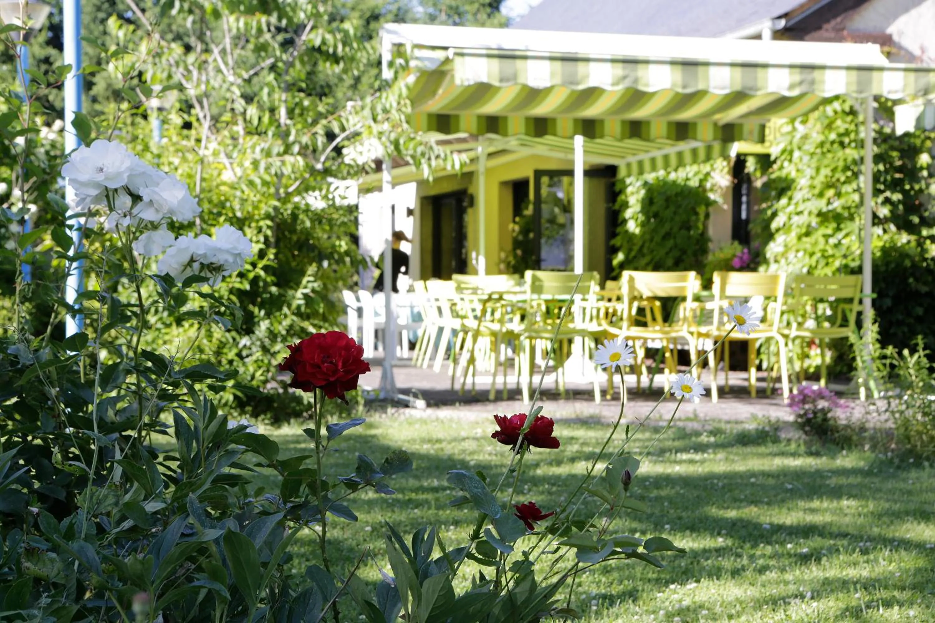 Garden in Hotel Restaurant Auberge du Barrez Logis